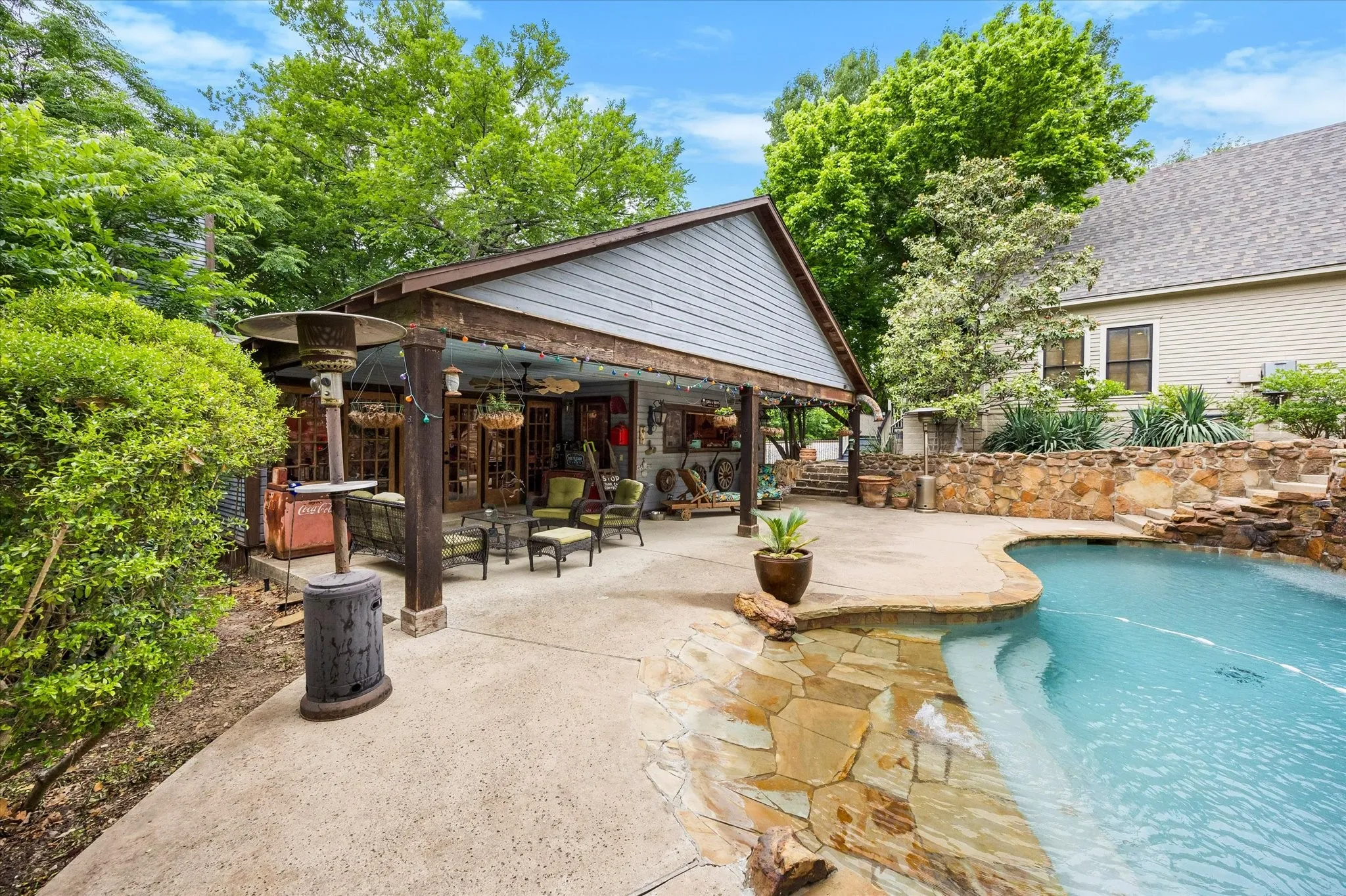 Single Family Residence For Sale in Ellis County , 1025 W Main Street, Waxahachie, Texas 75165, 7 Bedroom, 7 Bathroom, 4 Garage spaces, 5,010 Sqft, built in 1902, mls#21260498, Real Estate Agent in Waxahachie, Homes For Sale in Ellis county, Homes For Sale in Waxahachie, Realtor in Waxahachie Texas, Real Estate Brokerage Independent Realty Texas, Luminita Cordes Realtor
