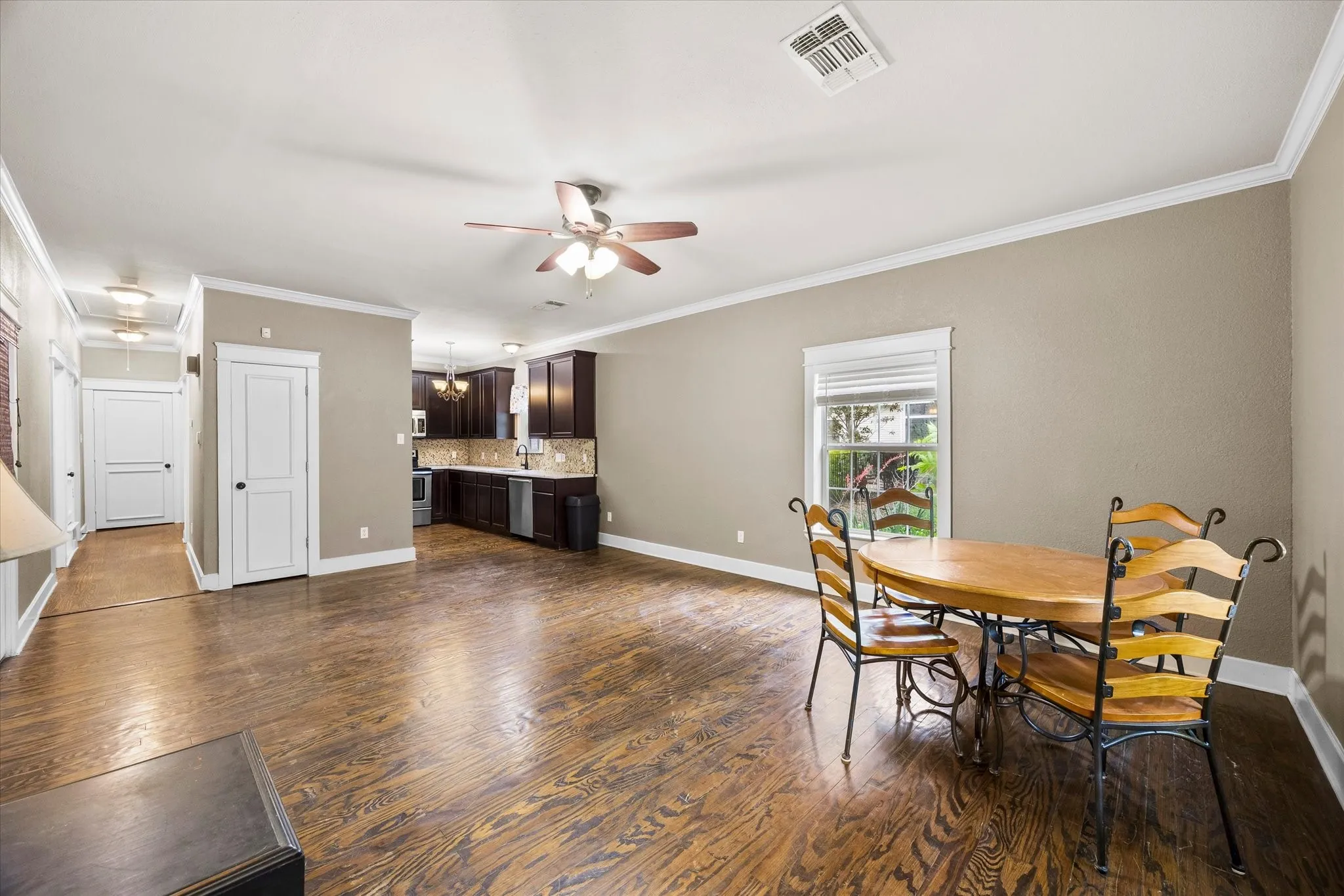 Single Family Residence For Sale in Ellis County , 1025 W Main Street, Waxahachie, Texas 75165, 7 Bedroom, 7 Bathroom, 4 Garage spaces, 5,010 Sqft, built in 1902, mls#21260498, Real Estate Agent in Waxahachie, Homes For Sale in Ellis county, Homes For Sale in Waxahachie, Realtor in Waxahachie Texas, Real Estate Brokerage Independent Realty Texas, Luminita Cordes Realtor