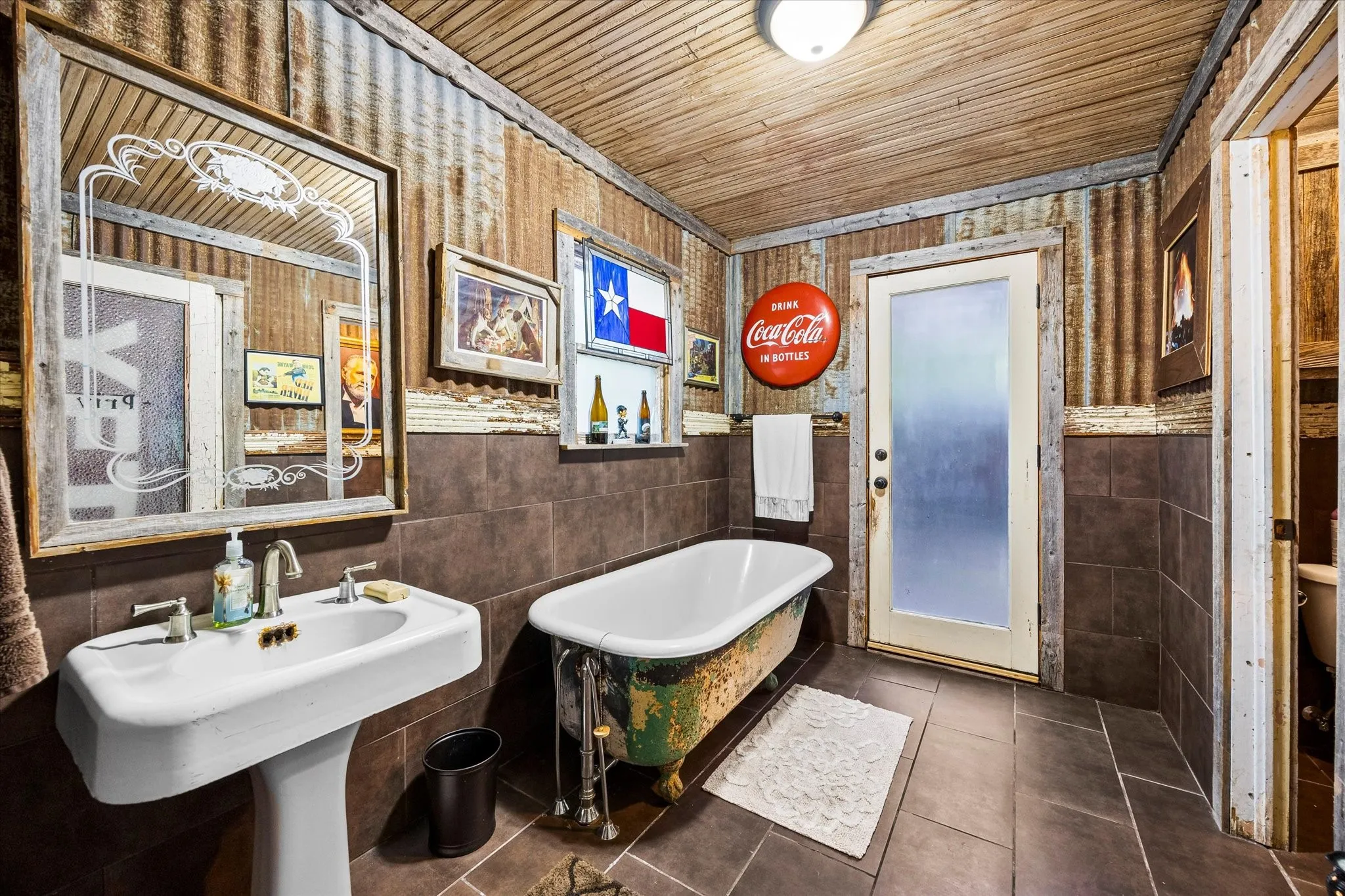Single Family Residence For Sale in Ellis County , 1025 W Main Street, Waxahachie, Texas 75165, 7 Bedroom, 7 Bathroom, 4 Garage spaces, 5,010 Sqft, built in 1902, mls#21260498, Real Estate Agent in Waxahachie, Homes For Sale in Ellis county, Homes For Sale in Waxahachie, Realtor in Waxahachie Texas, Real Estate Brokerage Independent Realty Texas, Luminita Cordes Realtor