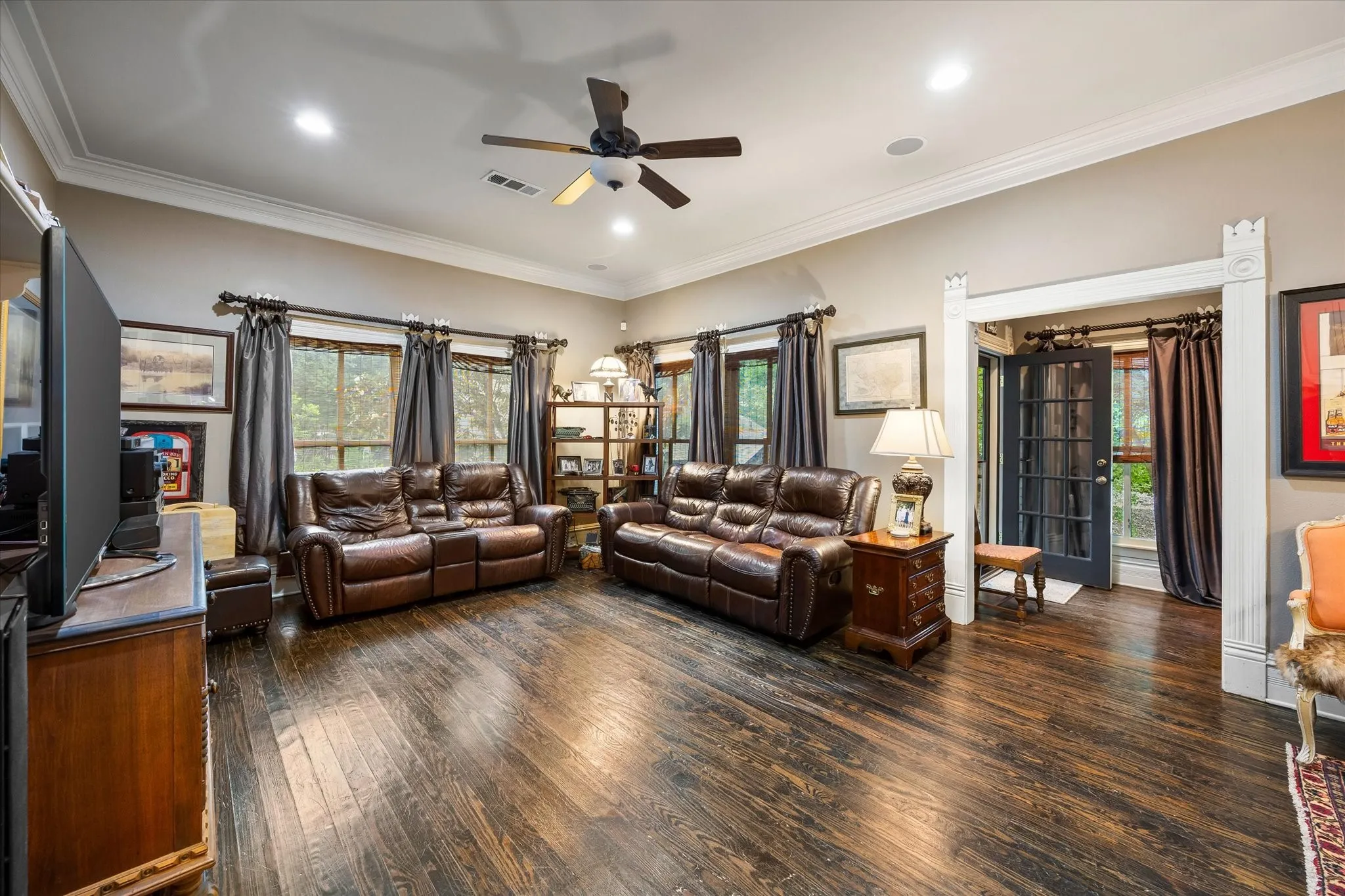 Single Family Residence For Sale in Ellis County , 1025 W Main Street, Waxahachie, Texas 75165, 7 Bedroom, 7 Bathroom, 4 Garage spaces, 5,010 Sqft, built in 1902, mls#21260498, Real Estate Agent in Waxahachie, Homes For Sale in Ellis county, Homes For Sale in Waxahachie, Realtor in Waxahachie Texas, Real Estate Brokerage Independent Realty Texas, Luminita Cordes Realtor