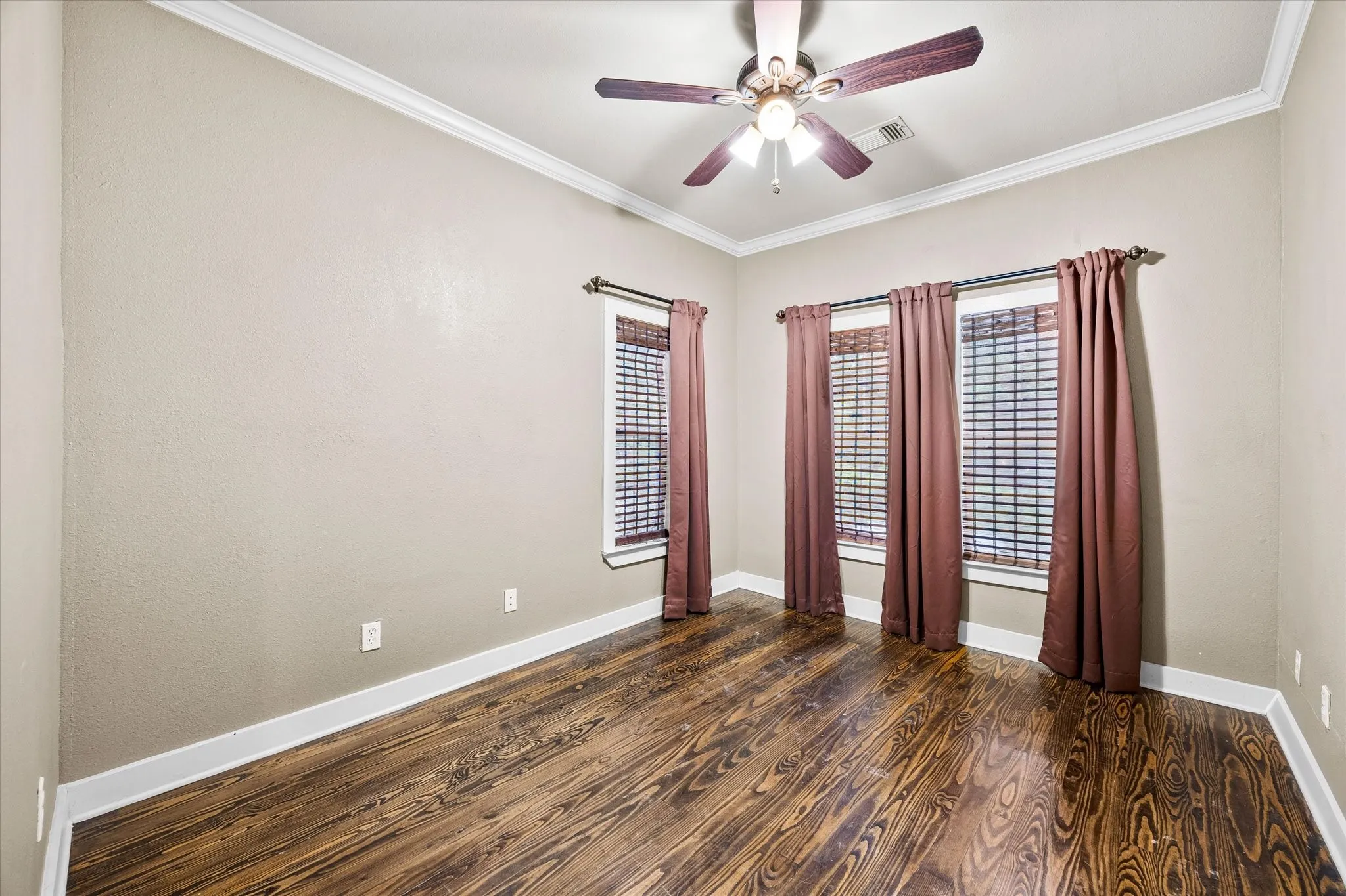 Single Family Residence For Sale in Ellis County , 1025 W Main Street, Waxahachie, Texas 75165, 7 Bedroom, 7 Bathroom, 4 Garage spaces, 5,010 Sqft, built in 1902, mls#21260498, Real Estate Agent in Waxahachie, Homes For Sale in Ellis county, Homes For Sale in Waxahachie, Realtor in Waxahachie Texas, Real Estate Brokerage Independent Realty Texas, Luminita Cordes Realtor