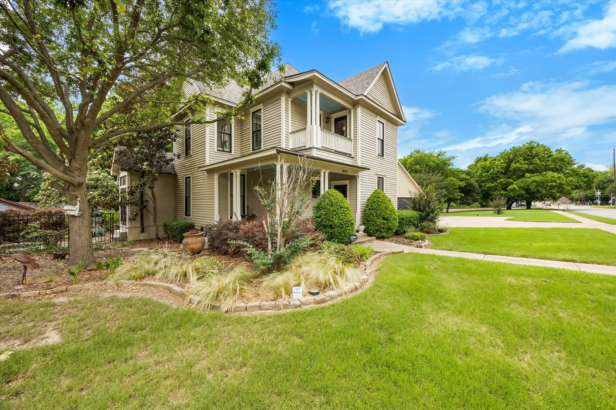 Single Family Residence For Sale in Ellis County , 1025 W Main Street, Waxahachie, Texas 75165, 7 Bedroom, 7 Bathroom, 4 Garage spaces, 5,010 Sqft, built in 1902, mls#21260498, Real Estate Agent in Waxahachie, Homes For Sale in Ellis county, Homes For Sale in Waxahachie, Realtor in Waxahachie Texas, Real Estate Brokerage Independent Realty Texas, Luminita Cordes Realtor