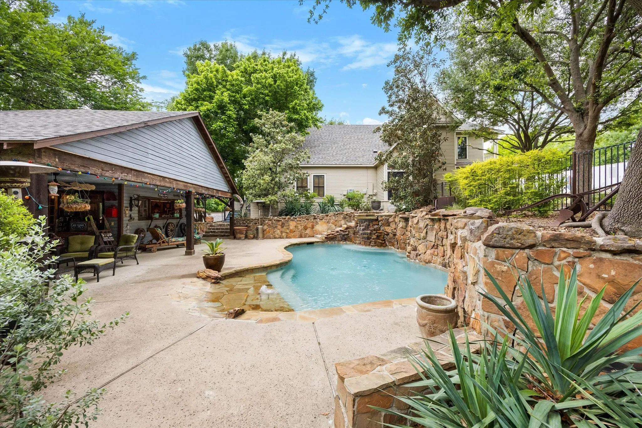 Single Family Residence For Sale in Ellis County , 1025 W Main Street, Waxahachie, Texas 75165, 7 Bedroom, 7 Bathroom, 4 Garage spaces, 5,010 Sqft, built in 1902, mls#21260498, Real Estate Agent in Waxahachie, Homes For Sale in Ellis county, Homes For Sale in Waxahachie, Realtor in Waxahachie Texas, Real Estate Brokerage Independent Realty Texas, Luminita Cordes Realtor