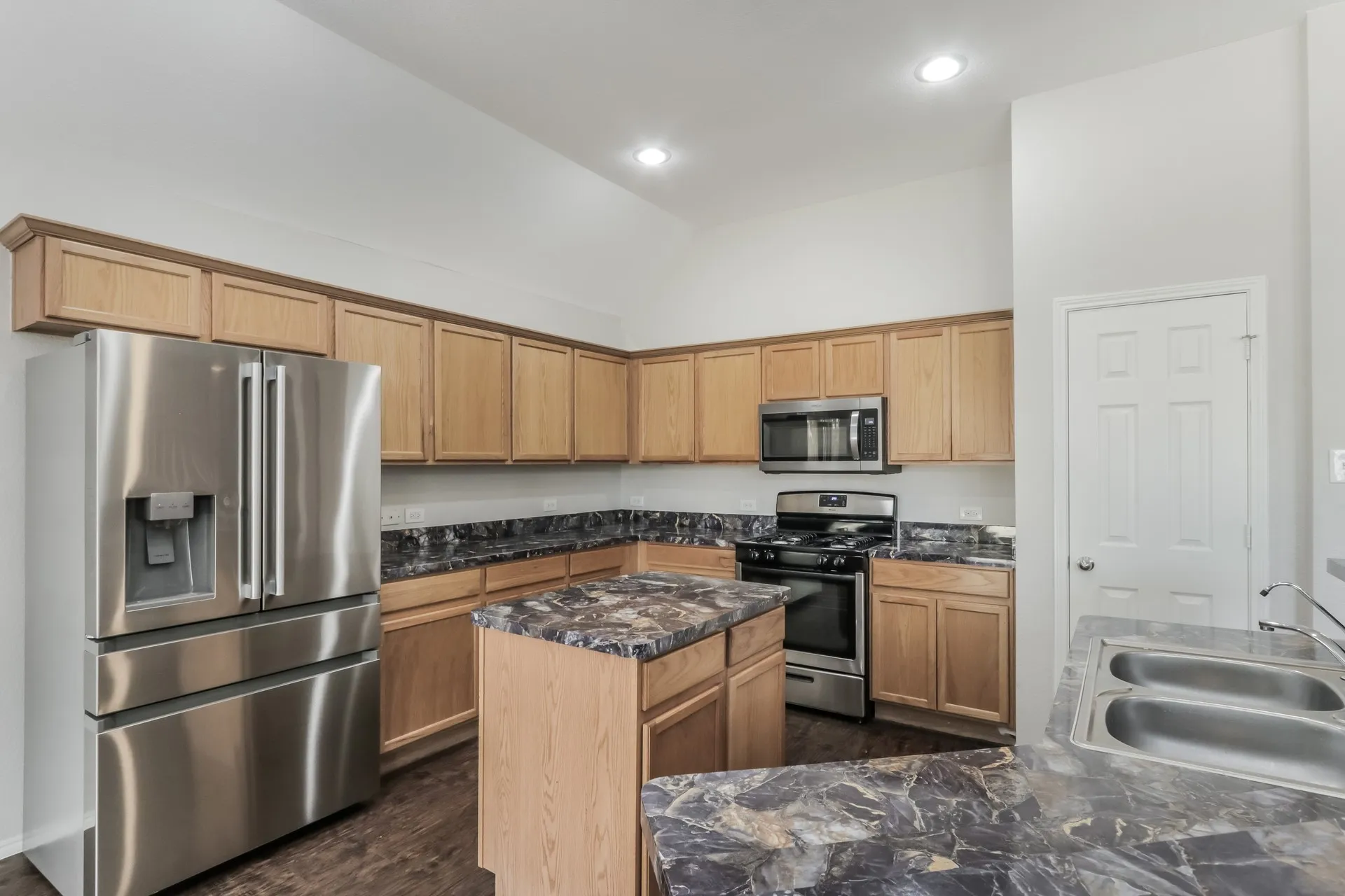Single Family Residence For Rent in Ellis County , 631 Magnolia Lane, Glenn Heights, Texas 75154, 3 Bedrooms, 3 Bathrooms, 2 Garage spaces, 2,814 Sqft, built in 2004, Price $2,430, mls#21265130, Real Estate Agent in Glenn Heights, Homes For Rent in Ellis county, Homes For Rent in Glenn Heights, Realtor in Glenn Heights Texas, Real Estate Brokerage Independent Realty Texas, Luminita Cordes Realtor