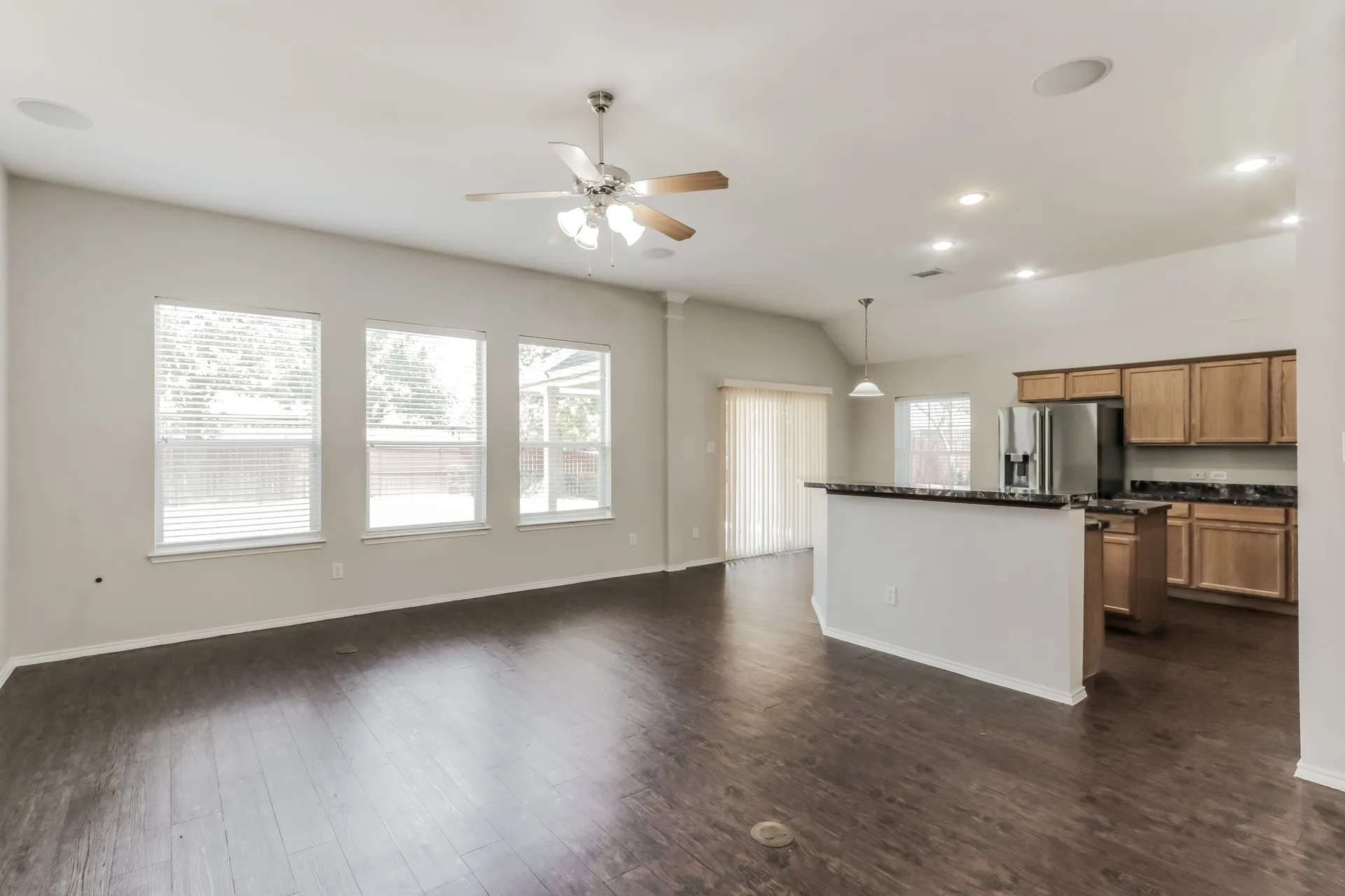 Single Family Residence For Rent in Ellis County , 631 Magnolia Lane, Glenn Heights, Texas 75154, 3 Bedrooms, 3 Bathrooms, 2 Garage spaces, 2,814 Sqft, built in 2004, Price $2,430, mls#21265130, Real Estate Agent in Glenn Heights, Homes For Rent in Ellis county, Homes For Rent in Glenn Heights, Realtor in Glenn Heights Texas, Real Estate Brokerage Independent Realty Texas, Luminita Cordes Realtor