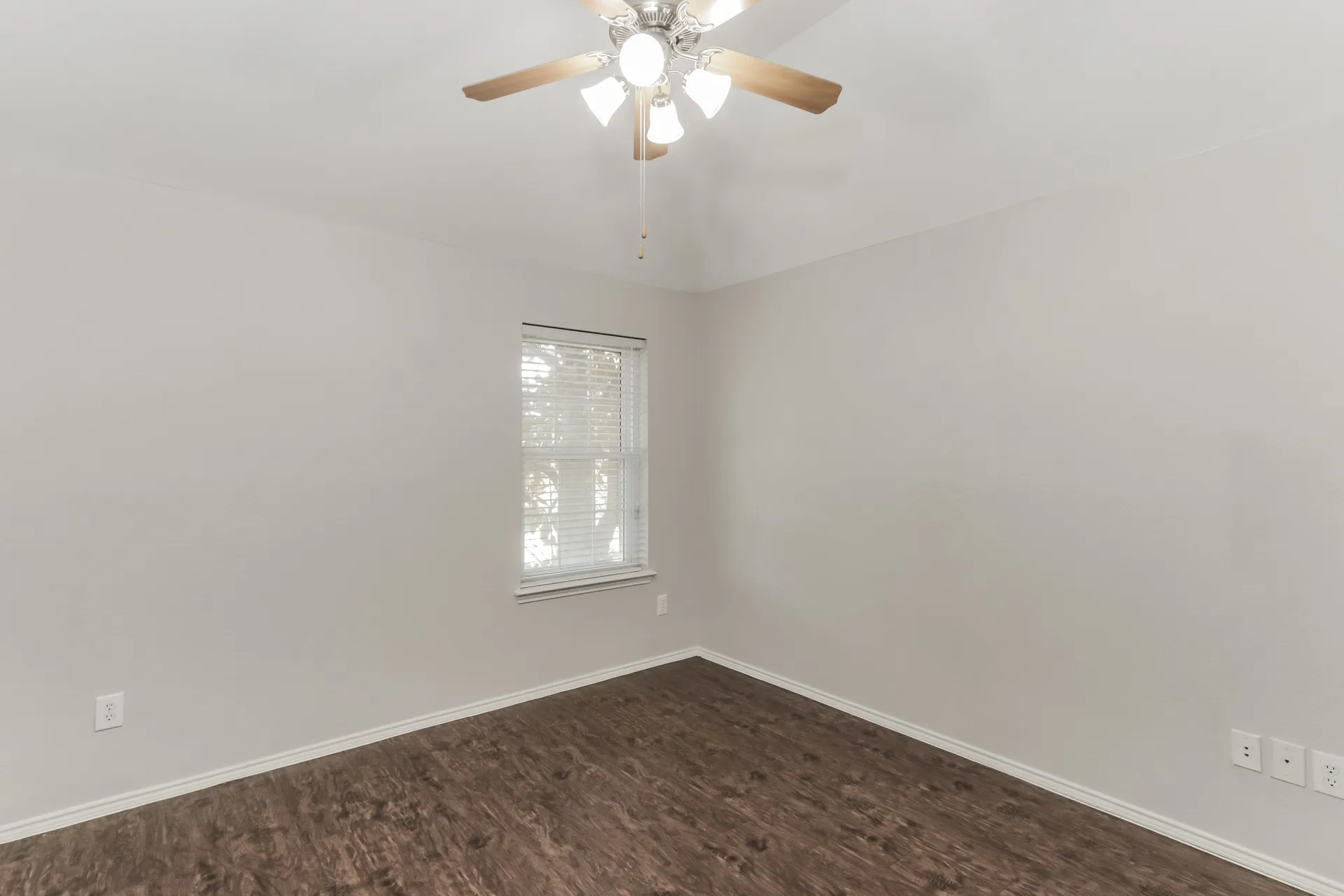 Single Family Residence For Rent in Ellis County , 631 Magnolia Lane, Glenn Heights, Texas 75154, 3 Bedrooms, 3 Bathrooms, 2 Garage spaces, 2,814 Sqft, built in 2004, Price $2,430, mls#21265130, Real Estate Agent in Glenn Heights, Homes For Rent in Ellis county, Homes For Rent in Glenn Heights, Realtor in Glenn Heights Texas, Real Estate Brokerage Independent Realty Texas, Luminita Cordes Realtor