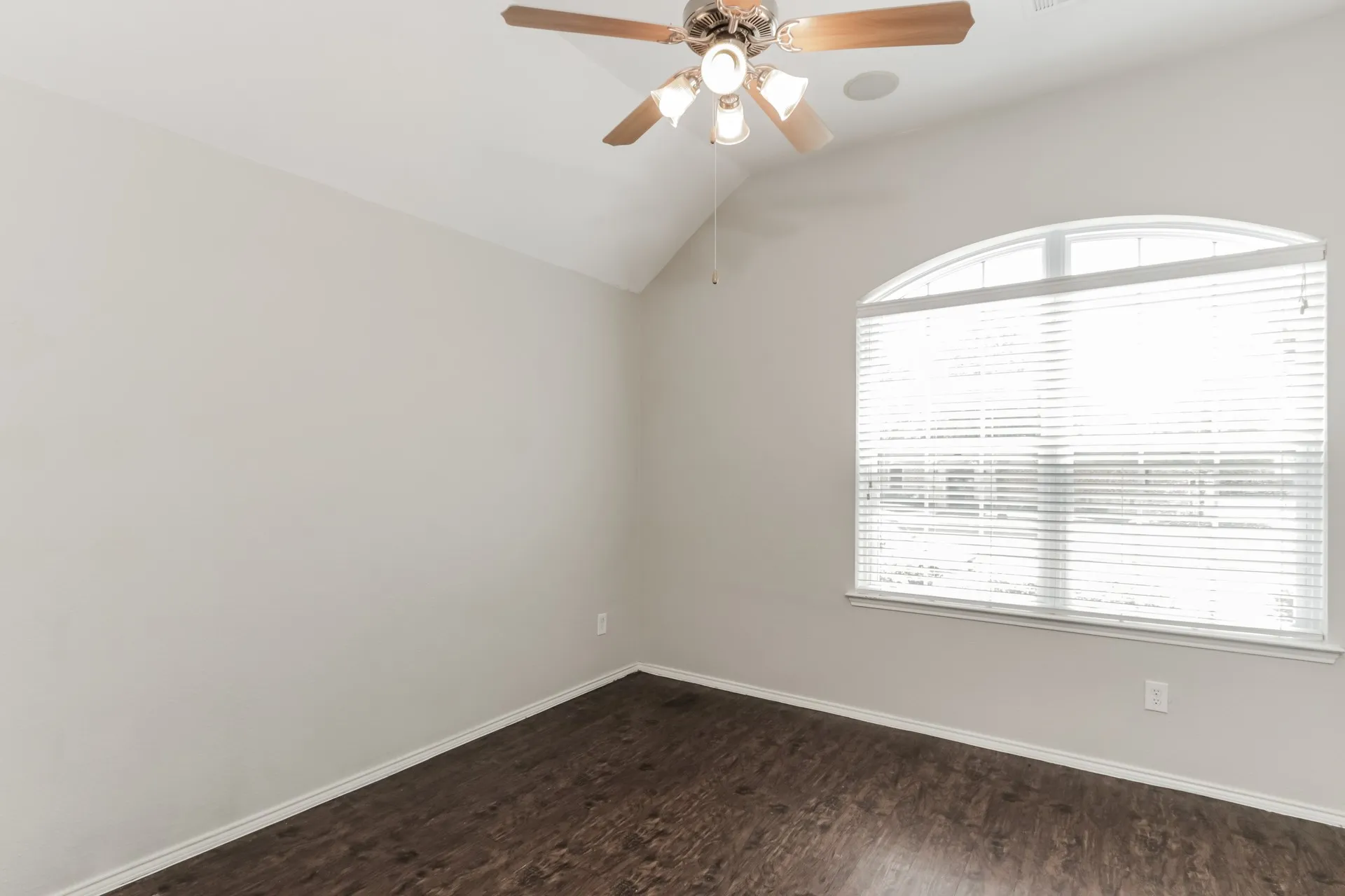 Single Family Residence For Rent in Ellis County , 631 Magnolia Lane, Glenn Heights, Texas 75154, 3 Bedrooms, 3 Bathrooms, 2 Garage spaces, 2,814 Sqft, built in 2004, Price $2,430, mls#21265130, Real Estate Agent in Glenn Heights, Homes For Rent in Ellis county, Homes For Rent in Glenn Heights, Realtor in Glenn Heights Texas, Real Estate Brokerage Independent Realty Texas, Luminita Cordes Realtor