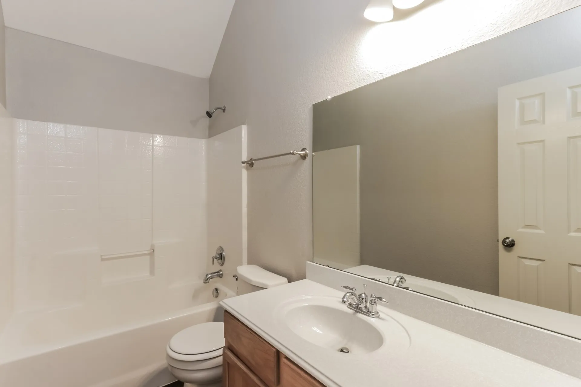 Single Family Residence For Rent in Ellis County , 631 Magnolia Lane, Glenn Heights, Texas 75154, 3 Bedrooms, 3 Bathrooms, 2 Garage spaces, 2,814 Sqft, built in 2004, Price $2,430, mls#21265130, Real Estate Agent in Glenn Heights, Homes For Rent in Ellis county, Homes For Rent in Glenn Heights, Realtor in Glenn Heights Texas, Real Estate Brokerage Independent Realty Texas, Luminita Cordes Realtor