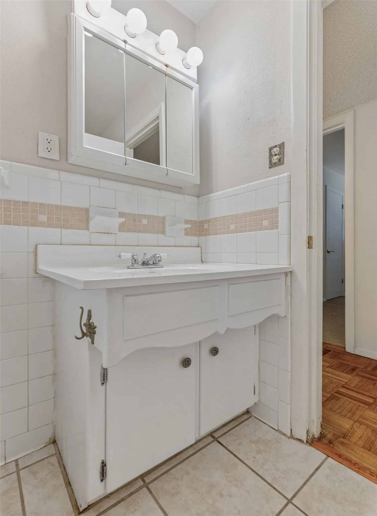 Single Family Residence For Sale in Tarrant County , 1607 Windlea Drive, Euless, Texas 76040, 3 Bedroom, 2 Bathroom, 1 Garage spaces, 1,585 Sqft, built in 1962, mls#21264625, Real Estate Agent in Euless, Homes For Sale in Tarrant county, Homes For Sale in Euless, Realtor in Euless Texas, Real Estate Brokerage Independent Realty Texas, Luminita Cordes Realtor