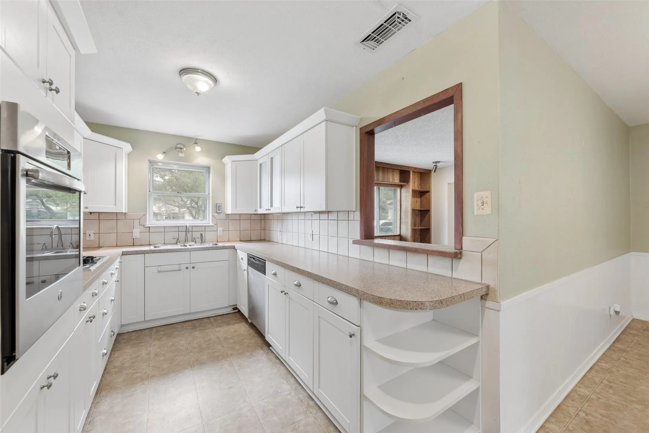 Single Family Residence For Sale in Tarrant County , 1607 Windlea Drive, Euless, Texas 76040, 3 Bedroom, 2 Bathroom, 1 Garage spaces, 1,585 Sqft, built in 1962, mls#21264625, Real Estate Agent in Euless, Homes For Sale in Tarrant county, Homes For Sale in Euless, Realtor in Euless Texas, Real Estate Brokerage Independent Realty Texas, Luminita Cordes Realtor