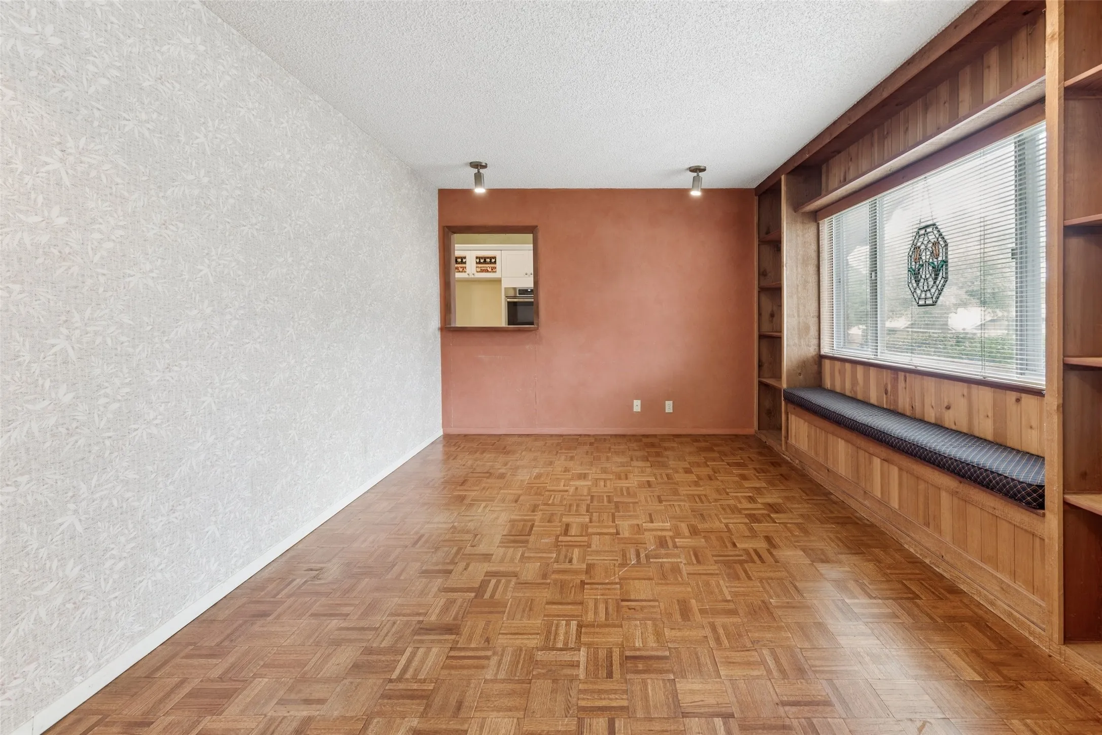 Single Family Residence For Sale in Tarrant County , 1607 Windlea Drive, Euless, Texas 76040, 3 Bedroom, 2 Bathroom, 1 Garage spaces, 1,585 Sqft, built in 1962, mls#21264625, Real Estate Agent in Euless, Homes For Sale in Tarrant county, Homes For Sale in Euless, Realtor in Euless Texas, Real Estate Brokerage Independent Realty Texas, Luminita Cordes Realtor