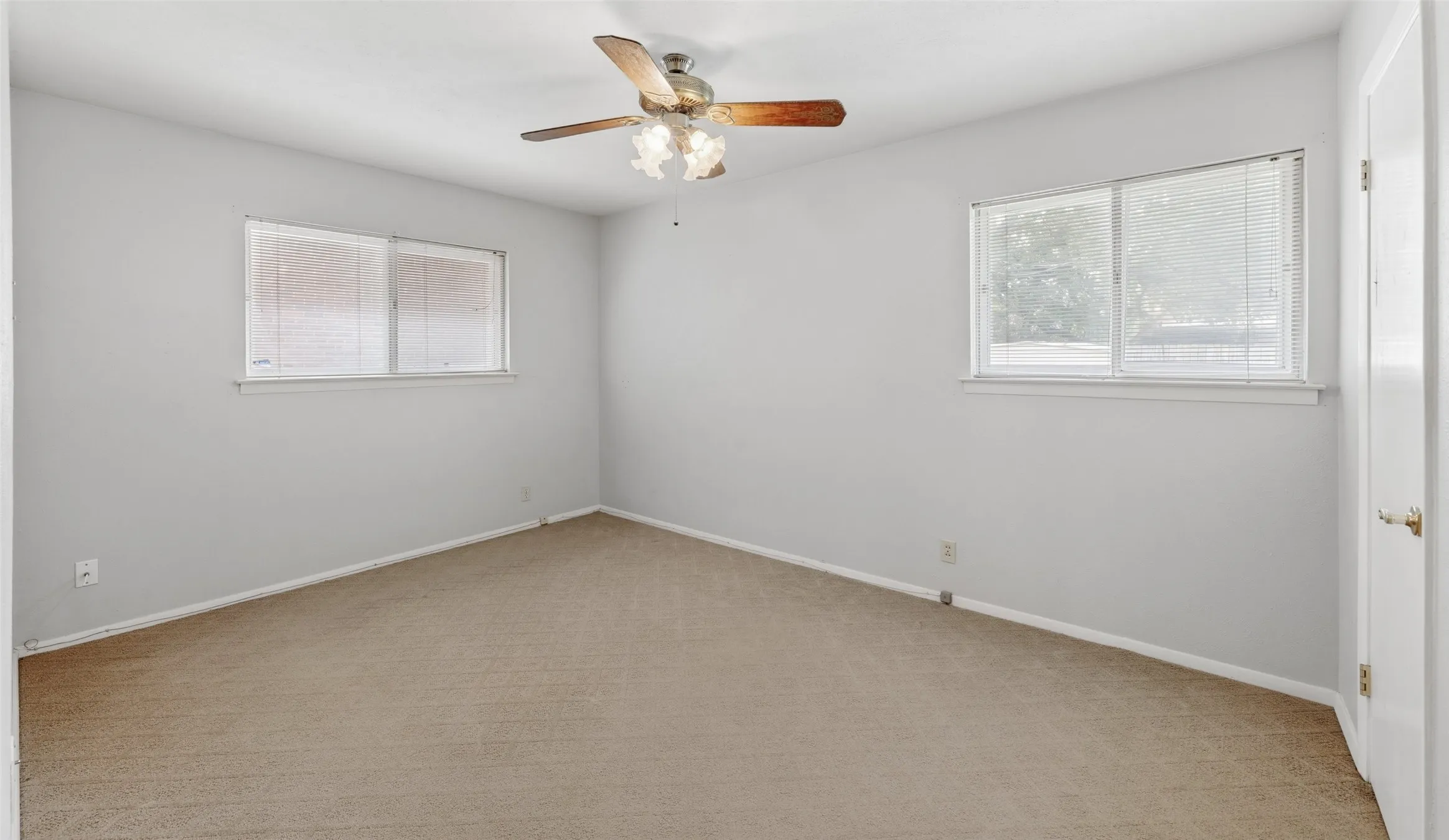 Single Family Residence For Sale in Tarrant County , 1607 Windlea Drive, Euless, Texas 76040, 3 Bedroom, 2 Bathroom, 1 Garage spaces, 1,585 Sqft, built in 1962, mls#21264625, Real Estate Agent in Euless, Homes For Sale in Tarrant county, Homes For Sale in Euless, Realtor in Euless Texas, Real Estate Brokerage Independent Realty Texas, Luminita Cordes Realtor