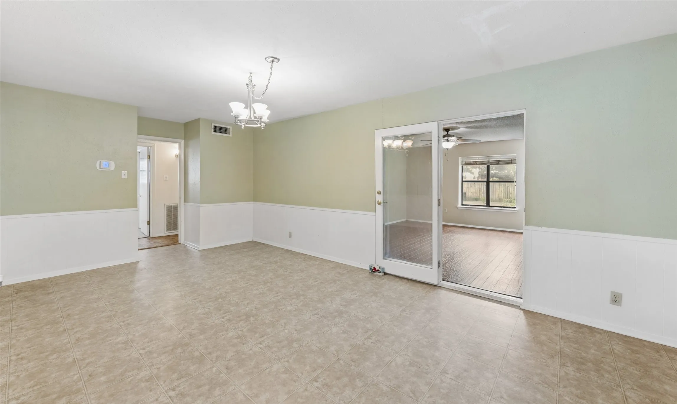 Single Family Residence For Sale in Tarrant County , 1607 Windlea Drive, Euless, Texas 76040, 3 Bedroom, 2 Bathroom, 1 Garage spaces, 1,585 Sqft, built in 1962, mls#21264625, Real Estate Agent in Euless, Homes For Sale in Tarrant county, Homes For Sale in Euless, Realtor in Euless Texas, Real Estate Brokerage Independent Realty Texas, Luminita Cordes Realtor