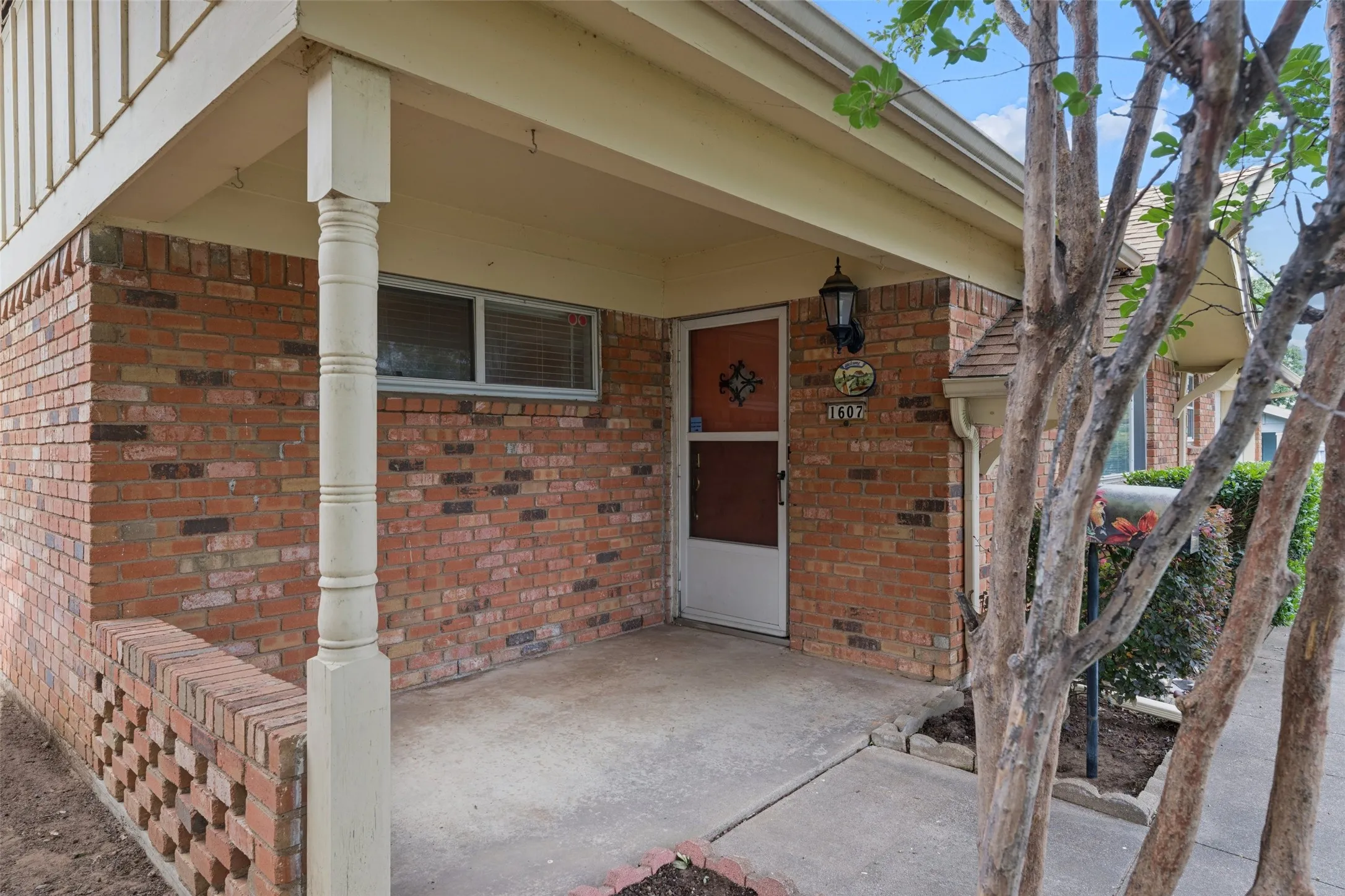 Single Family Residence For Sale in Tarrant County , 1607 Windlea Drive, Euless, Texas 76040, 3 Bedroom, 2 Bathroom, 1 Garage spaces, 1,585 Sqft, built in 1962, mls#21264625, Real Estate Agent in Euless, Homes For Sale in Tarrant county, Homes For Sale in Euless, Realtor in Euless Texas, Real Estate Brokerage Independent Realty Texas, Luminita Cordes Realtor