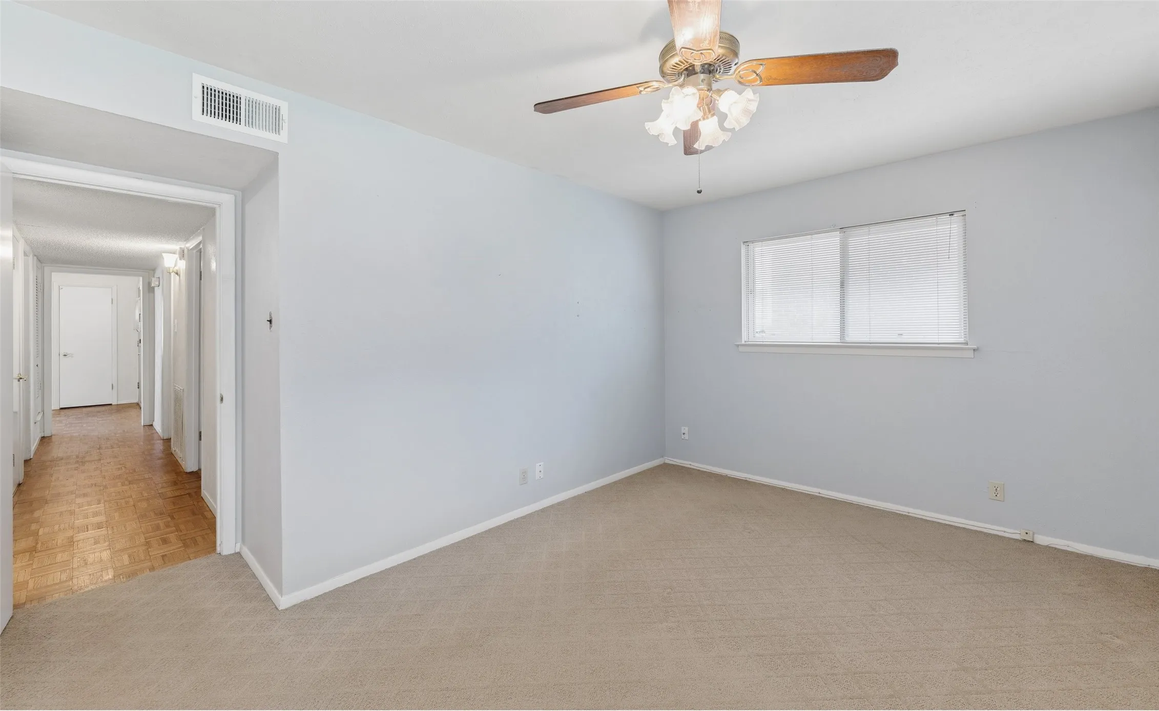 Single Family Residence For Sale in Tarrant County , 1607 Windlea Drive, Euless, Texas 76040, 3 Bedroom, 2 Bathroom, 1 Garage spaces, 1,585 Sqft, built in 1962, mls#21264625, Real Estate Agent in Euless, Homes For Sale in Tarrant county, Homes For Sale in Euless, Realtor in Euless Texas, Real Estate Brokerage Independent Realty Texas, Luminita Cordes Realtor