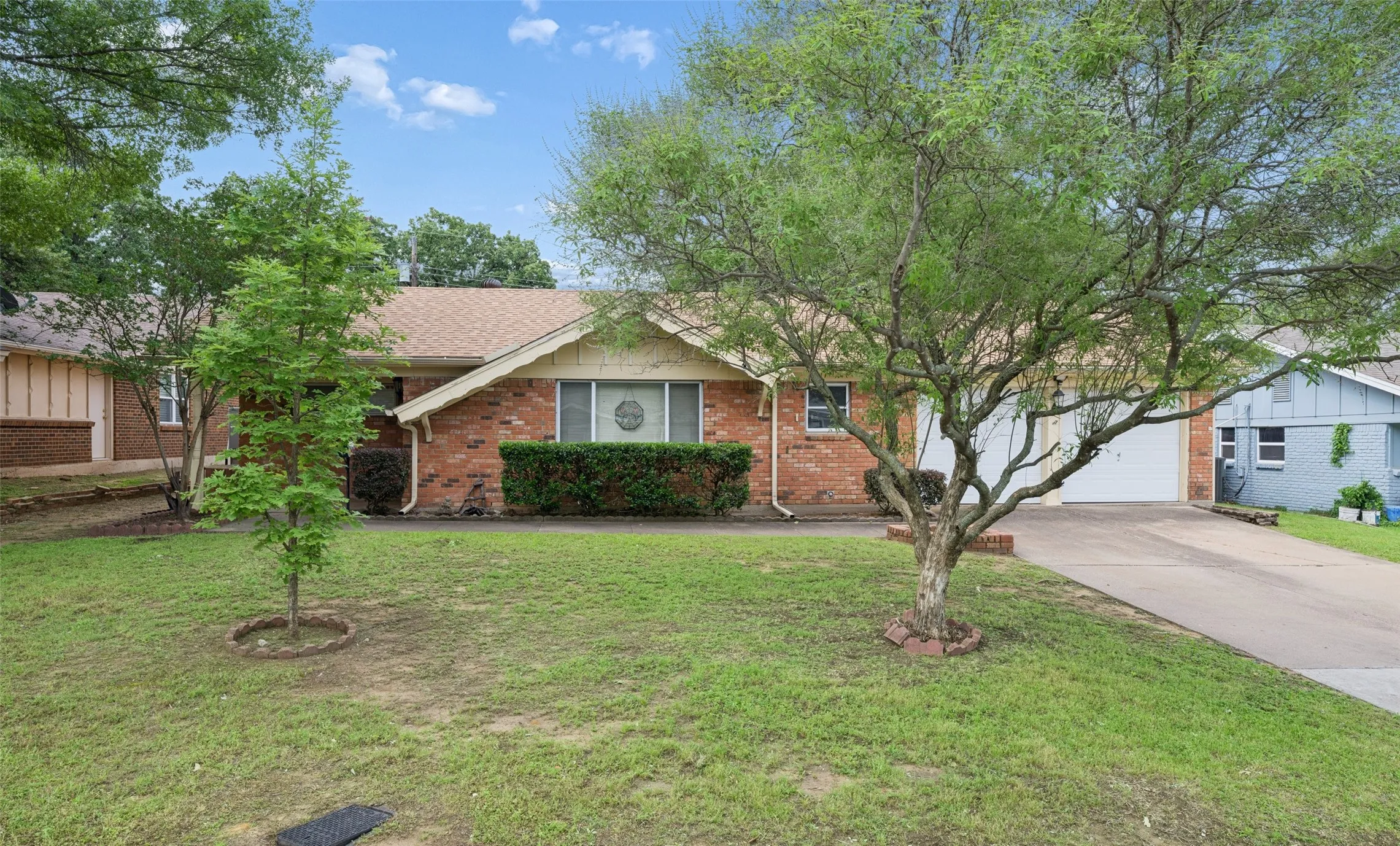 Single Family Residence For Sale in Tarrant County , 1607 Windlea Drive, Euless, Texas 76040, 3 Bedroom, 2 Bathroom, 1 Garage spaces, 1,585 Sqft, built in 1962, mls#21264625, Real Estate Agent in Euless, Homes For Sale in Tarrant county, Homes For Sale in Euless, Realtor in Euless Texas, Real Estate Brokerage Independent Realty Texas, Luminita Cordes Realtor