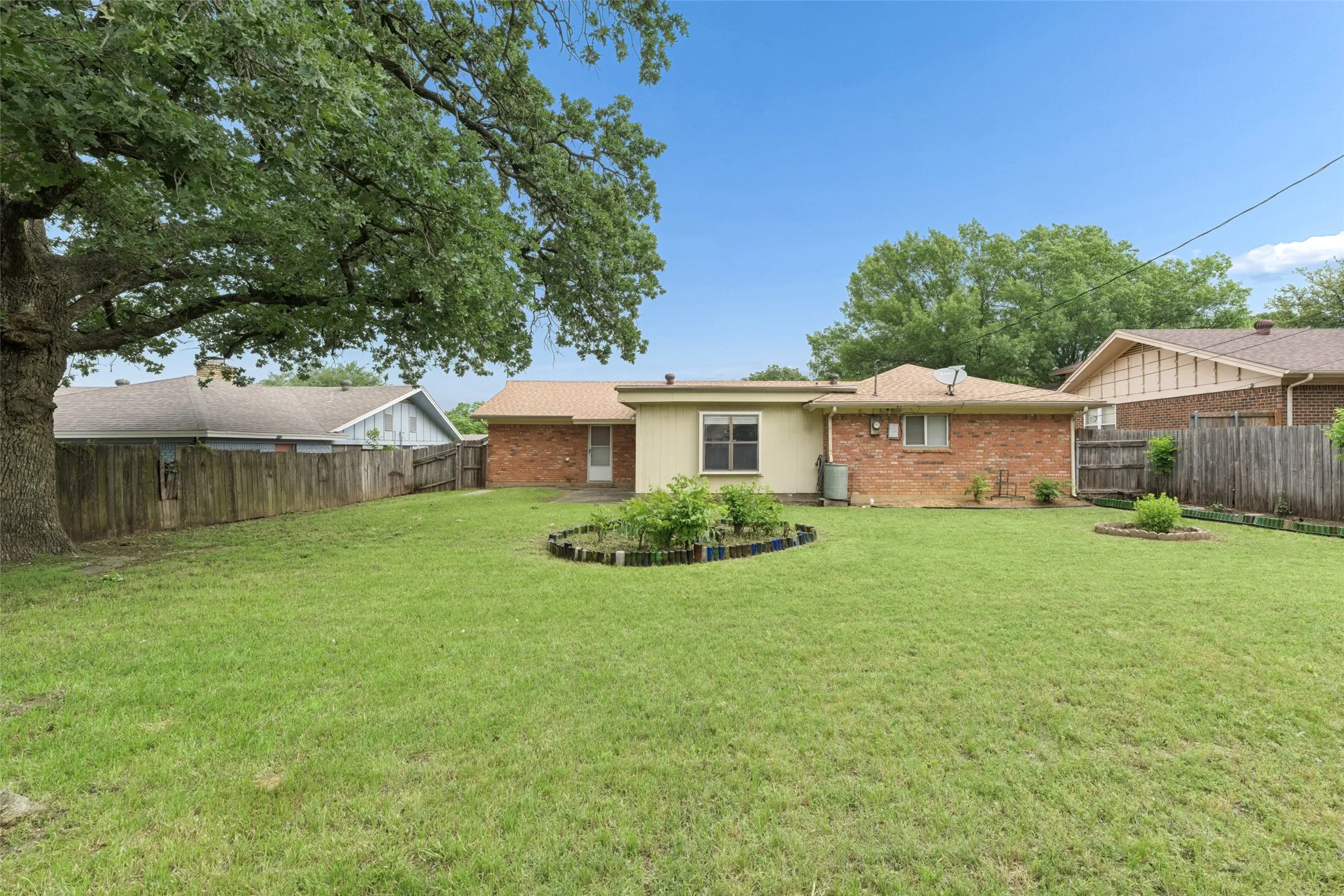 Single Family Residence For Sale in Tarrant County , 1607 Windlea Drive, Euless, Texas 76040, 3 Bedroom, 2 Bathroom, 1 Garage spaces, 1,585 Sqft, built in 1962, mls#21264625, Real Estate Agent in Euless, Homes For Sale in Tarrant county, Homes For Sale in Euless, Realtor in Euless Texas, Real Estate Brokerage Independent Realty Texas, Luminita Cordes Realtor