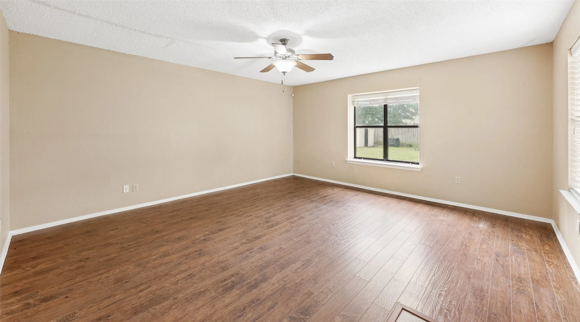 Single Family Residence For Sale in Tarrant County , 1607 Windlea Drive, Euless, Texas 76040, 3 Bedroom, 2 Bathroom, 1 Garage spaces, 1,585 Sqft, built in 1962, mls#21264625, Real Estate Agent in Euless, Homes For Sale in Tarrant county, Homes For Sale in Euless, Realtor in Euless Texas, Real Estate Brokerage Independent Realty Texas, Luminita Cordes Realtor