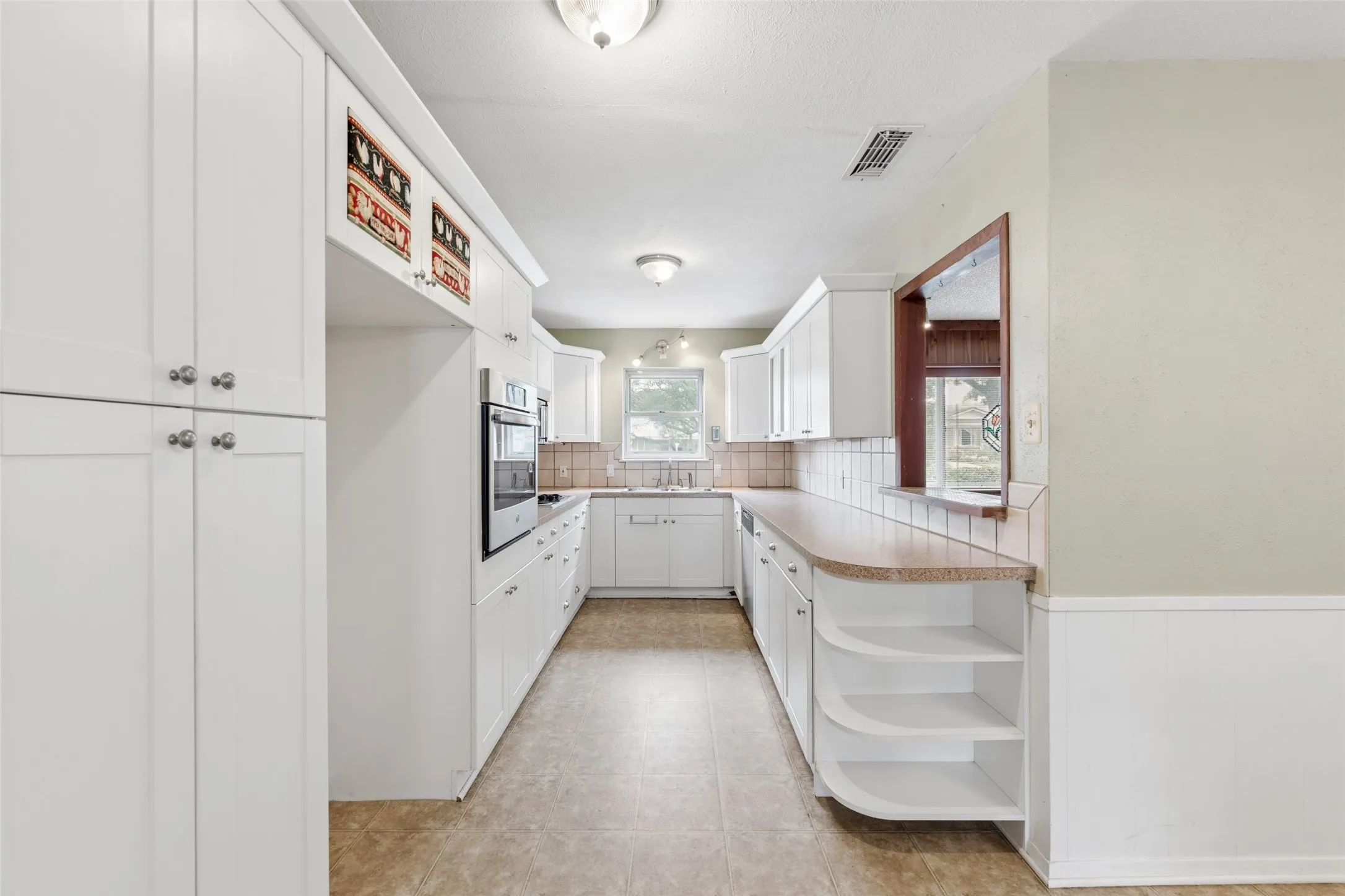 Single Family Residence For Sale in Tarrant County , 1607 Windlea Drive, Euless, Texas 76040, 3 Bedroom, 2 Bathroom, 1 Garage spaces, 1,585 Sqft, built in 1962, mls#21264625, Real Estate Agent in Euless, Homes For Sale in Tarrant county, Homes For Sale in Euless, Realtor in Euless Texas, Real Estate Brokerage Independent Realty Texas, Luminita Cordes Realtor