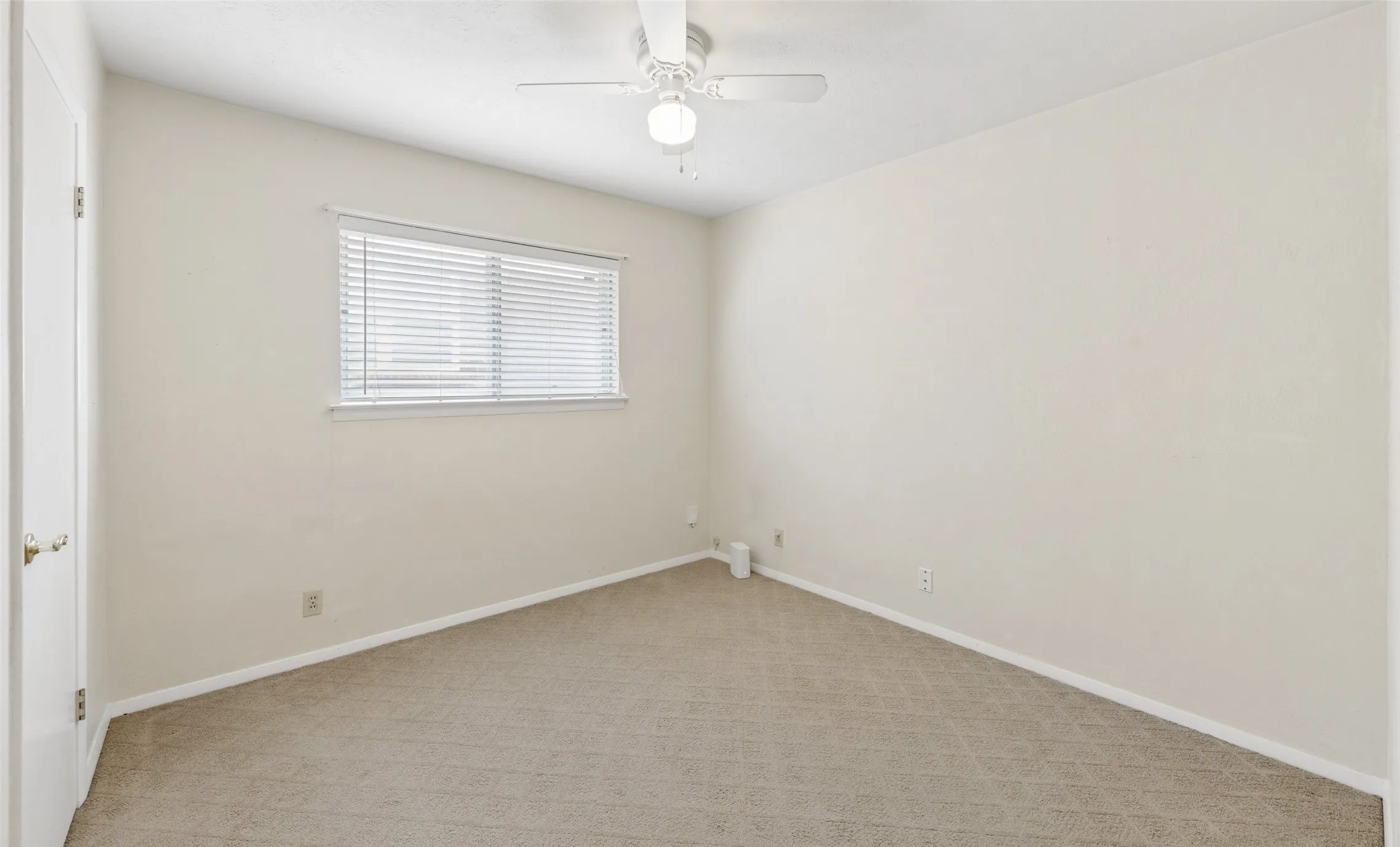Single Family Residence For Sale in Tarrant County , 1607 Windlea Drive, Euless, Texas 76040, 3 Bedroom, 2 Bathroom, 1 Garage spaces, 1,585 Sqft, built in 1962, mls#21264625, Real Estate Agent in Euless, Homes For Sale in Tarrant county, Homes For Sale in Euless, Realtor in Euless Texas, Real Estate Brokerage Independent Realty Texas, Luminita Cordes Realtor