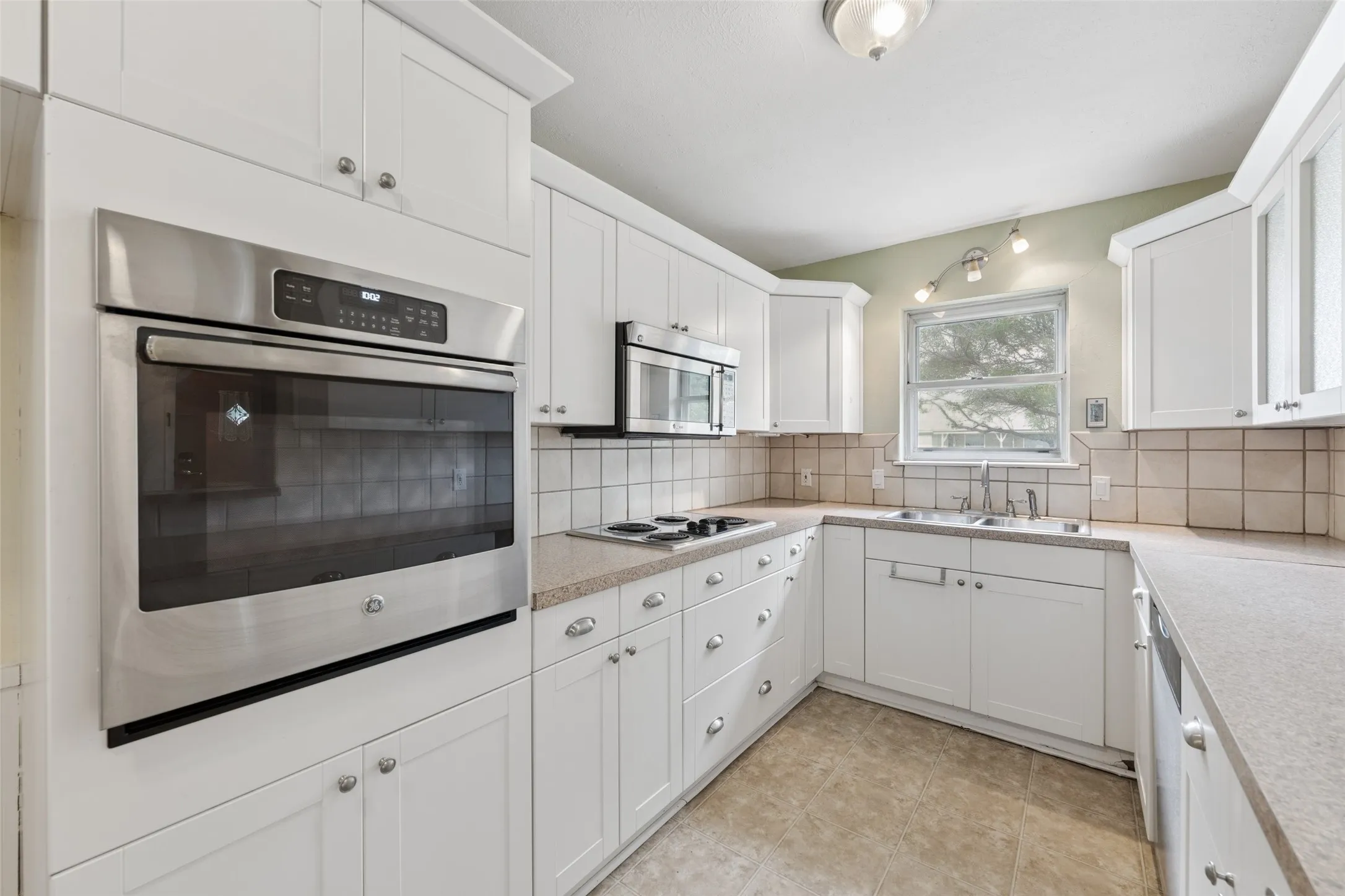Single Family Residence For Sale in Tarrant County , 1607 Windlea Drive, Euless, Texas 76040, 3 Bedroom, 2 Bathroom, 1 Garage spaces, 1,585 Sqft, built in 1962, mls#21264625, Real Estate Agent in Euless, Homes For Sale in Tarrant county, Homes For Sale in Euless, Realtor in Euless Texas, Real Estate Brokerage Independent Realty Texas, Luminita Cordes Realtor