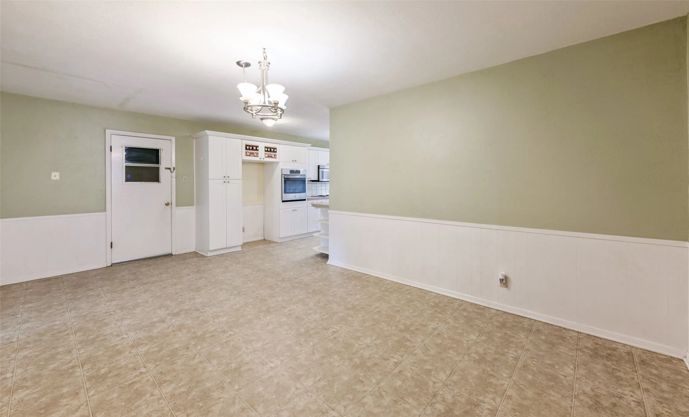 Single Family Residence For Sale in Tarrant County , 1607 Windlea Drive, Euless, Texas 76040, 3 Bedroom, 2 Bathroom, 1 Garage spaces, 1,585 Sqft, built in 1962, mls#21264625, Real Estate Agent in Euless, Homes For Sale in Tarrant county, Homes For Sale in Euless, Realtor in Euless Texas, Real Estate Brokerage Independent Realty Texas, Luminita Cordes Realtor