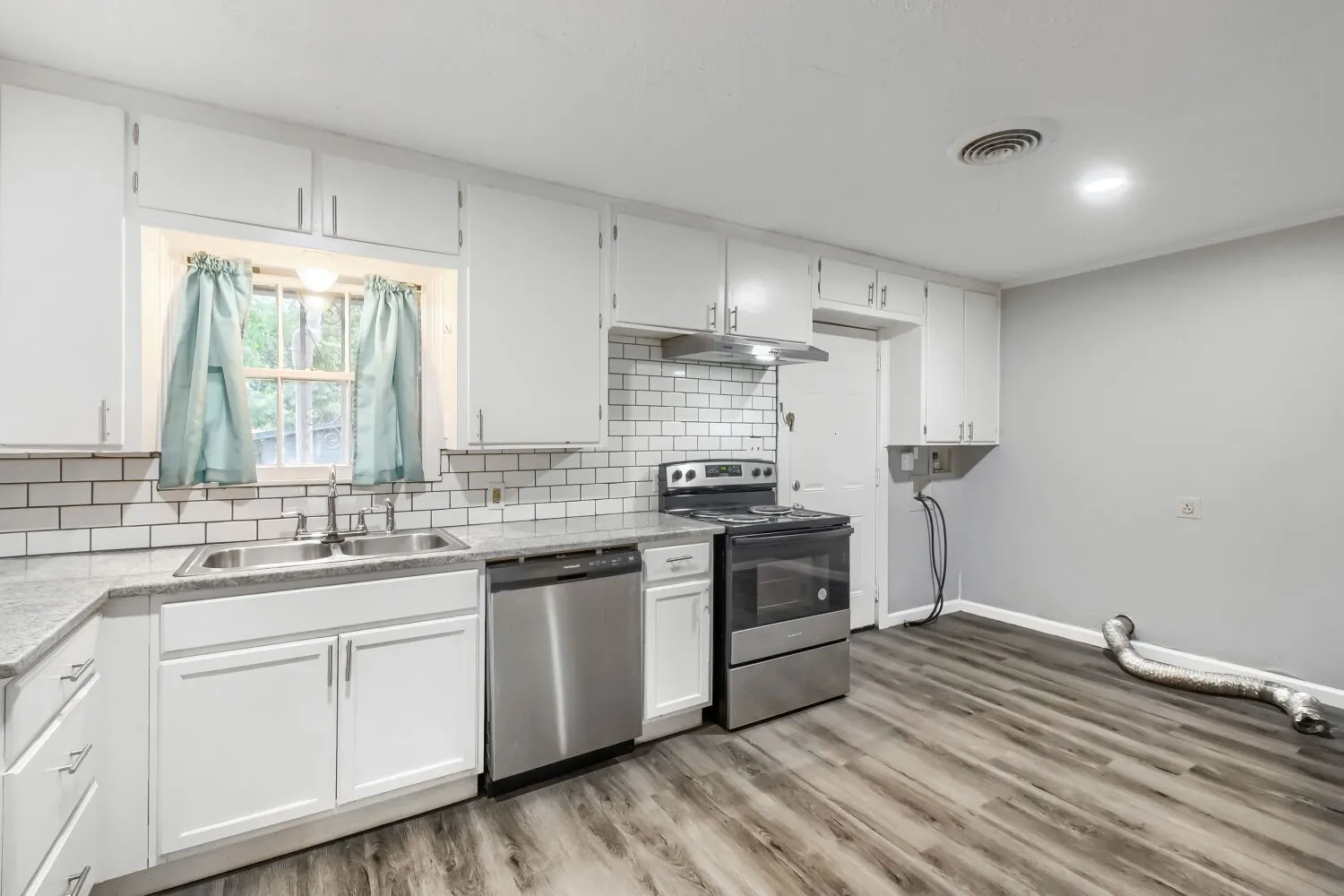 Single Family Residence For Sale in Tarrant County , 1420 Bennett Drive, Arlington, Texas 76013, 4 Bedroom, 1 Bathroom, Garage spaces, 1,296 Sqft, built in 1951, mls#21265136, Real Estate Agent in Arlington, Homes For Sale in Tarrant county, Homes For Sale in Arlington, Realtor in Arlington Texas, Real Estate Brokerage Independent Realty Texas, Luminita Cordes Realtor