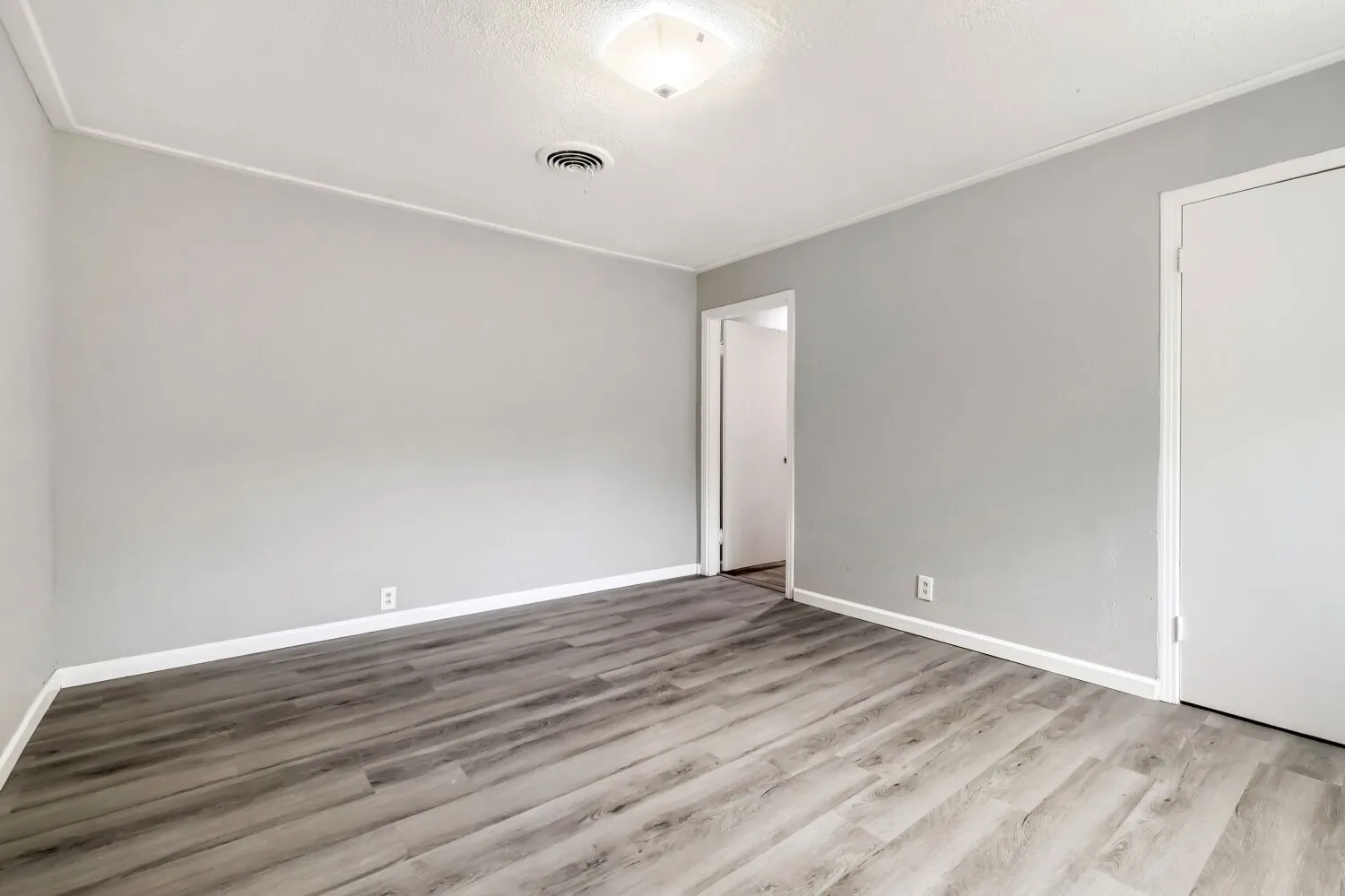 Single Family Residence For Sale in Tarrant County , 1420 Bennett Drive, Arlington, Texas 76013, 4 Bedroom, 1 Bathroom, Garage spaces, 1,296 Sqft, built in 1951, mls#21265136, Real Estate Agent in Arlington, Homes For Sale in Tarrant county, Homes For Sale in Arlington, Realtor in Arlington Texas, Real Estate Brokerage Independent Realty Texas, Luminita Cordes Realtor