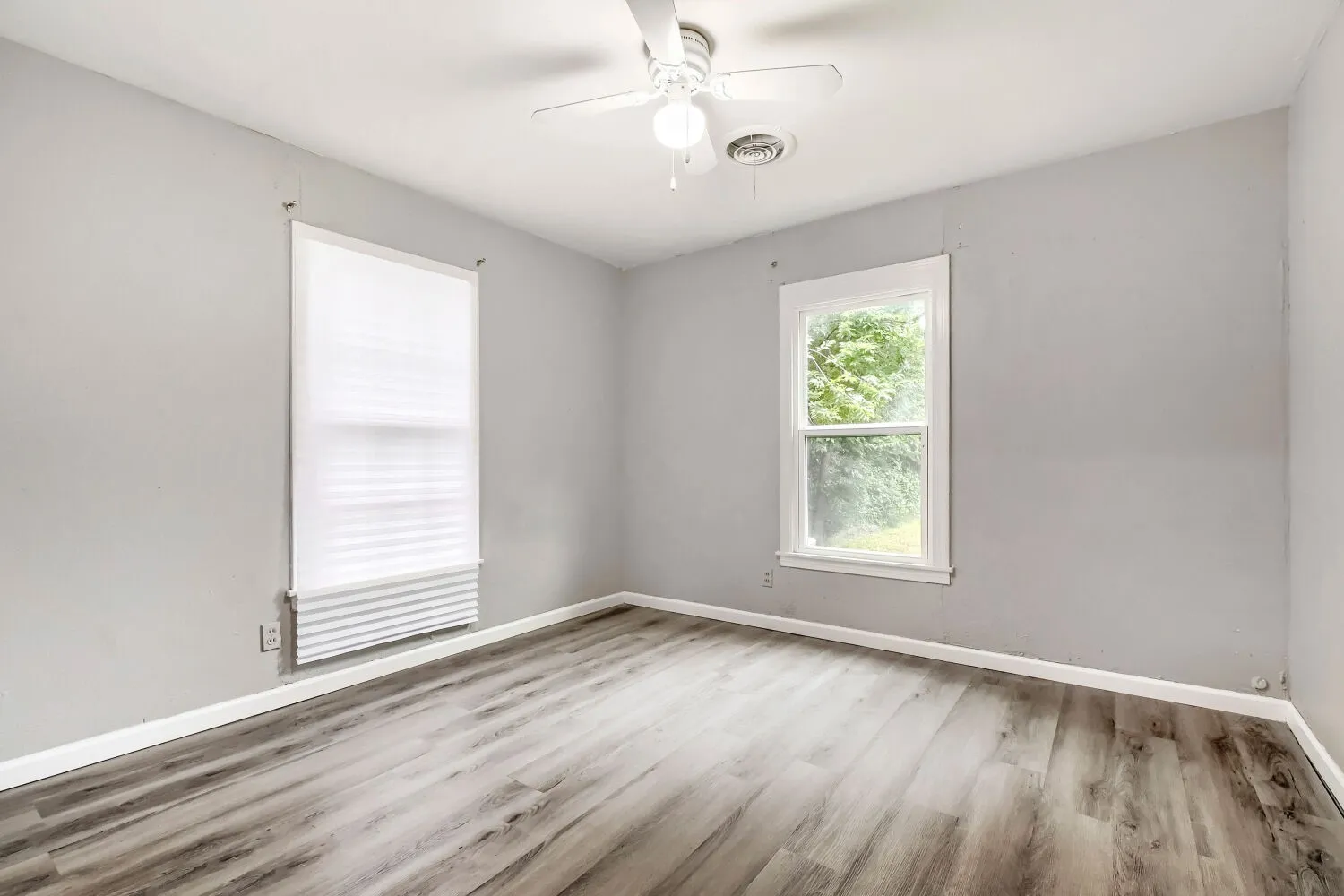 Single Family Residence For Sale in Tarrant County , 1420 Bennett Drive, Arlington, Texas 76013, 4 Bedroom, 1 Bathroom, Garage spaces, 1,296 Sqft, built in 1951, mls#21265136, Real Estate Agent in Arlington, Homes For Sale in Tarrant county, Homes For Sale in Arlington, Realtor in Arlington Texas, Real Estate Brokerage Independent Realty Texas, Luminita Cordes Realtor
