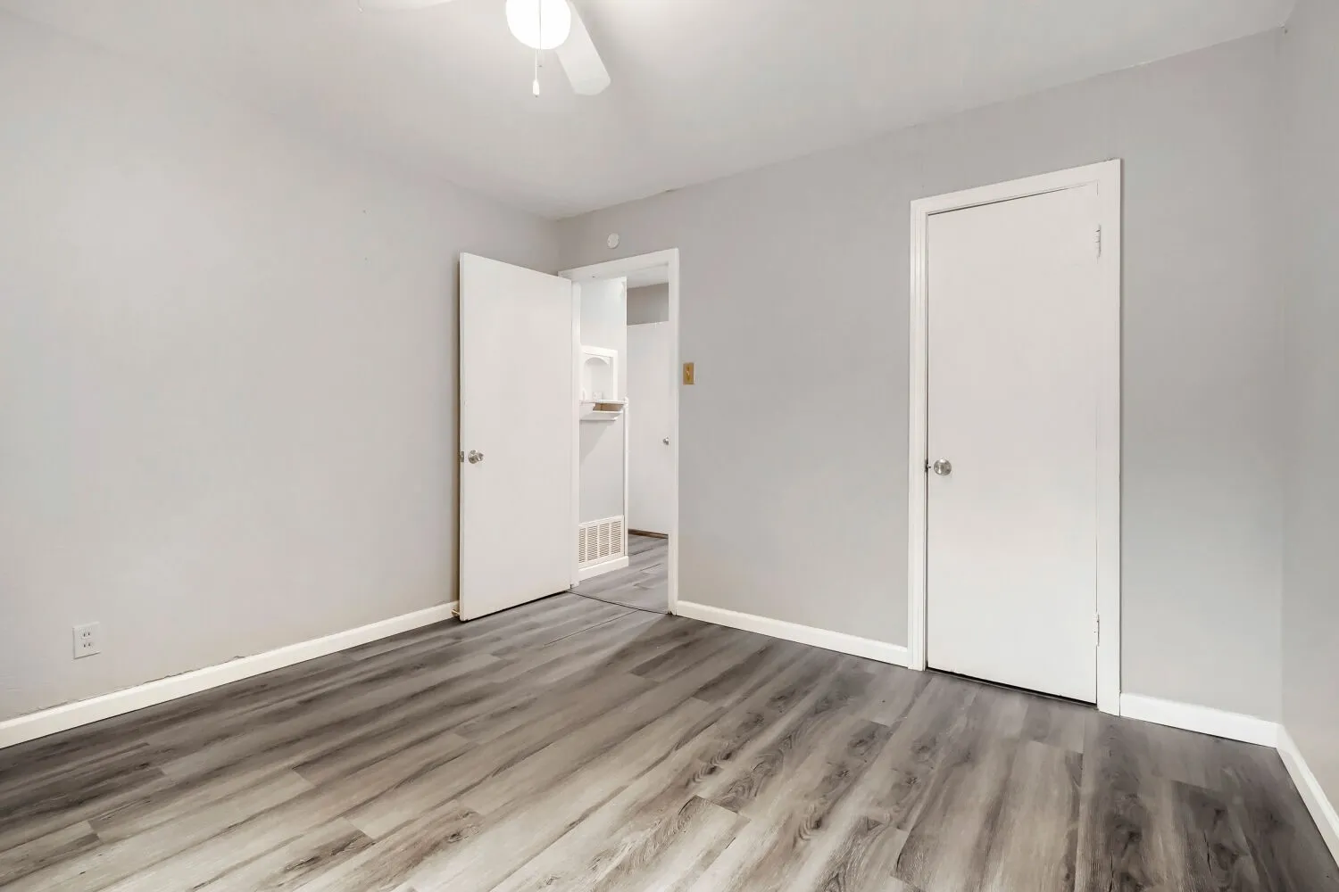 Single Family Residence For Sale in Tarrant County , 1420 Bennett Drive, Arlington, Texas 76013, 4 Bedroom, 1 Bathroom, Garage spaces, 1,296 Sqft, built in 1951, mls#21265136, Real Estate Agent in Arlington, Homes For Sale in Tarrant county, Homes For Sale in Arlington, Realtor in Arlington Texas, Real Estate Brokerage Independent Realty Texas, Luminita Cordes Realtor