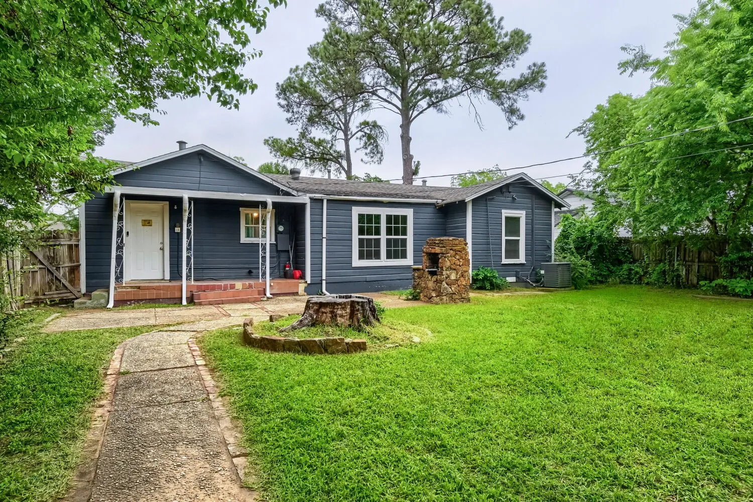 Single Family Residence For Sale in Tarrant County , 1420 Bennett Drive, Arlington, Texas 76013, 4 Bedroom, 1 Bathroom, Garage spaces, 1,296 Sqft, built in 1951, mls#21265136, Real Estate Agent in Arlington, Homes For Sale in Tarrant county, Homes For Sale in Arlington, Realtor in Arlington Texas, Real Estate Brokerage Independent Realty Texas, Luminita Cordes Realtor
