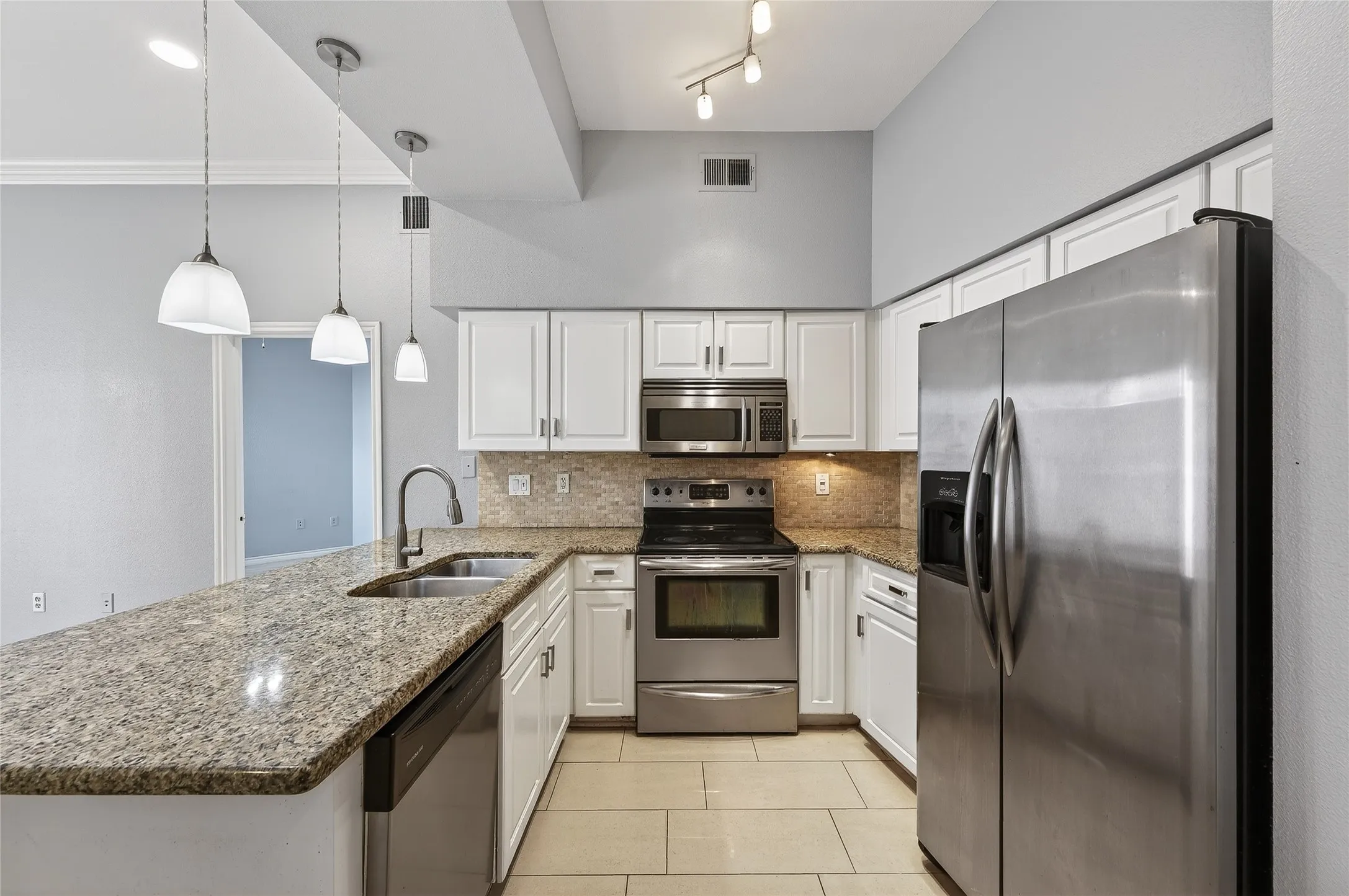 Condominium For Rent in Dallas County , 3102 Kings Road 1110, Dallas, Texas 75219, 2 Bedroom, 2 Bathroom, 1 Garage spaces, 948 Sqft, built in 2001, mls#21265137, Real Estate Agent in Dallas, Homes For Rent in Dallas county, Homes For Rent in Dallas, Realtor in Dallas Texas, Real Estate Brokerage Independent Realty Texas, Luminita Cordes Realtor