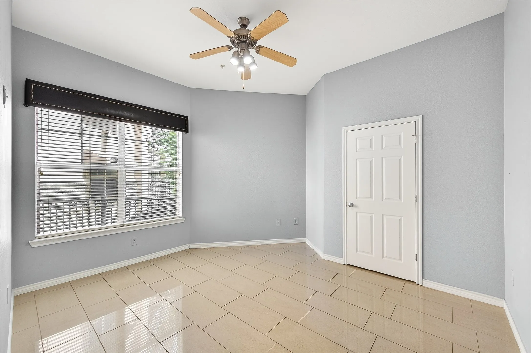 Condominium For Rent in Dallas County , 3102 Kings Road 1110, Dallas, Texas 75219, 2 Bedroom, 2 Bathroom, 1 Garage spaces, 948 Sqft, built in 2001, mls#21265137, Real Estate Agent in Dallas, Homes For Rent in Dallas county, Homes For Rent in Dallas, Realtor in Dallas Texas, Real Estate Brokerage Independent Realty Texas, Luminita Cordes Realtor