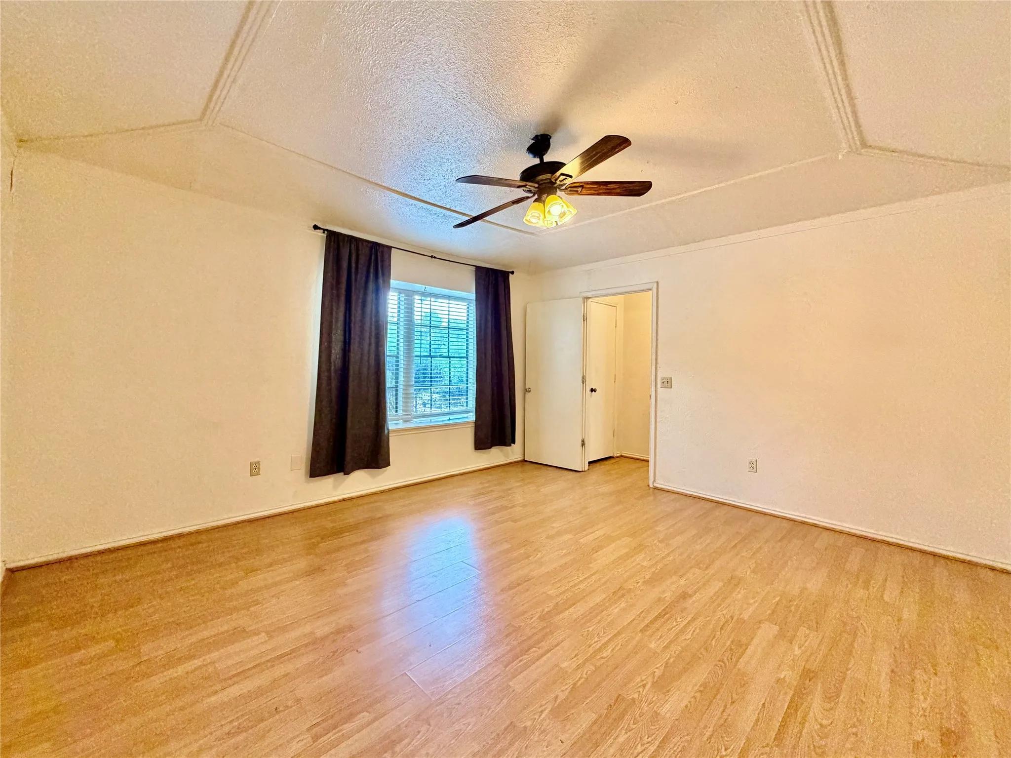 Single Family Residence For Rent in Denton County , 1416 Sandy Creek Drive, Denton, Texas 76205, 4 Bedroom, 2 Bathroom, Garage spaces, 2,108 Sqft, built in 1974, mls#21243172, Real Estate Agent in Denton, Homes For Rent in Denton county, Homes For Rent in Denton, Realtor in Denton Texas, Real Estate Brokerage Independent Realty Texas, Luminita Cordes Realtor