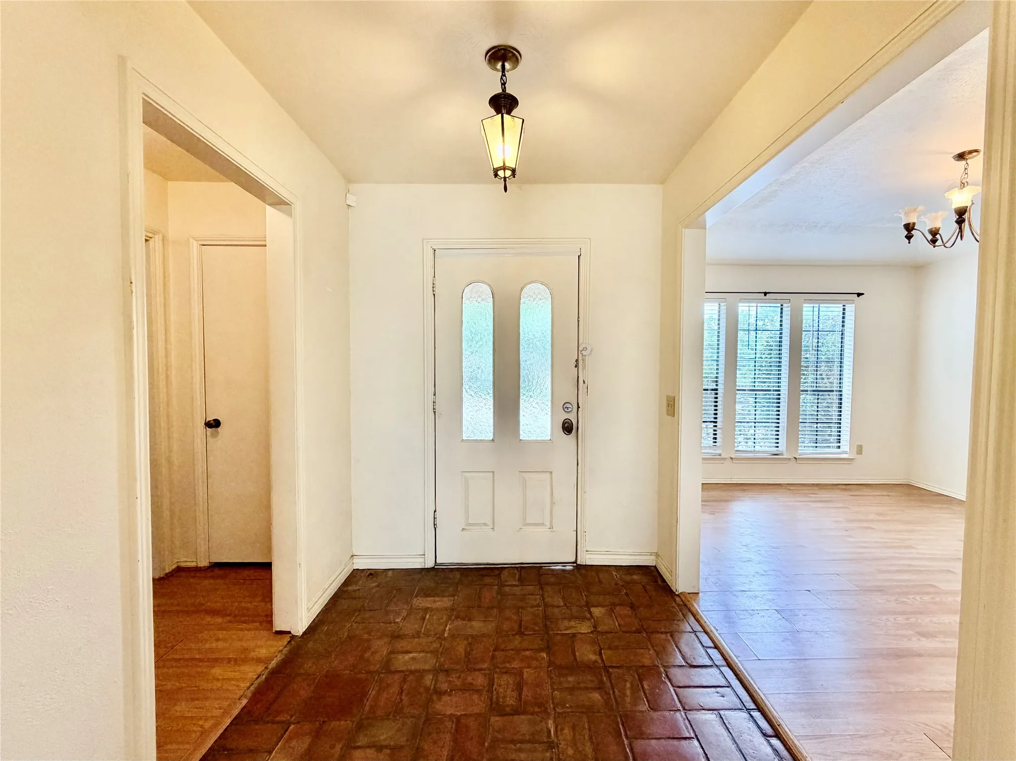 Single Family Residence For Rent in Denton County , 1416 Sandy Creek Drive, Denton, Texas 76205, 4 Bedroom, 2 Bathroom, Garage spaces, 2,108 Sqft, built in 1974, mls#21243172, Real Estate Agent in Denton, Homes For Rent in Denton county, Homes For Rent in Denton, Realtor in Denton Texas, Real Estate Brokerage Independent Realty Texas, Luminita Cordes Realtor