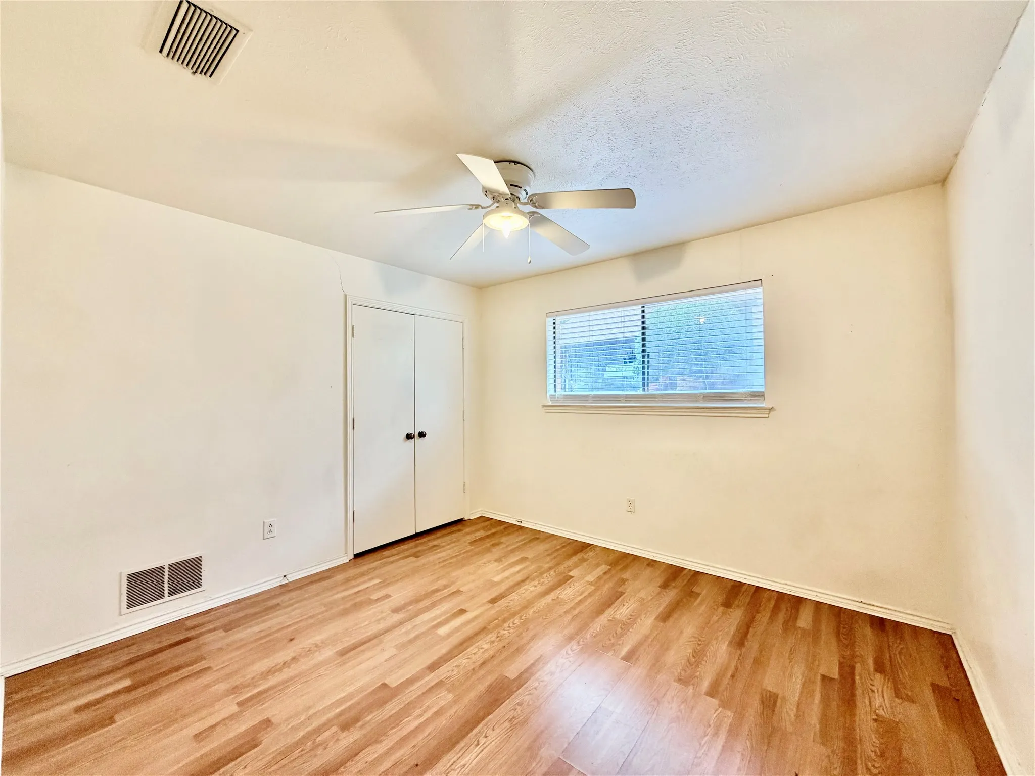 Single Family Residence For Rent in Denton County , 1416 Sandy Creek Drive, Denton, Texas 76205, 4 Bedroom, 2 Bathroom, Garage spaces, 2,108 Sqft, built in 1974, mls#21243172, Real Estate Agent in Denton, Homes For Rent in Denton county, Homes For Rent in Denton, Realtor in Denton Texas, Real Estate Brokerage Independent Realty Texas, Luminita Cordes Realtor