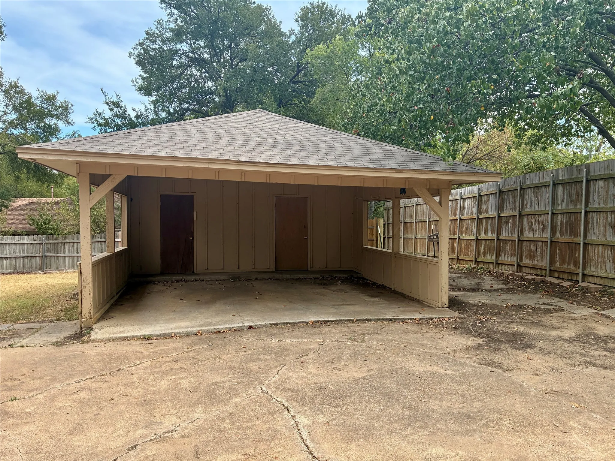 Single Family Residence For Rent in Denton County , 1416 Sandy Creek Drive, Denton, Texas 76205, 4 Bedroom, 2 Bathroom, Garage spaces, 2,108 Sqft, built in 1974, mls#21243172, Real Estate Agent in Denton, Homes For Rent in Denton county, Homes For Rent in Denton, Realtor in Denton Texas, Real Estate Brokerage Independent Realty Texas, Luminita Cordes Realtor