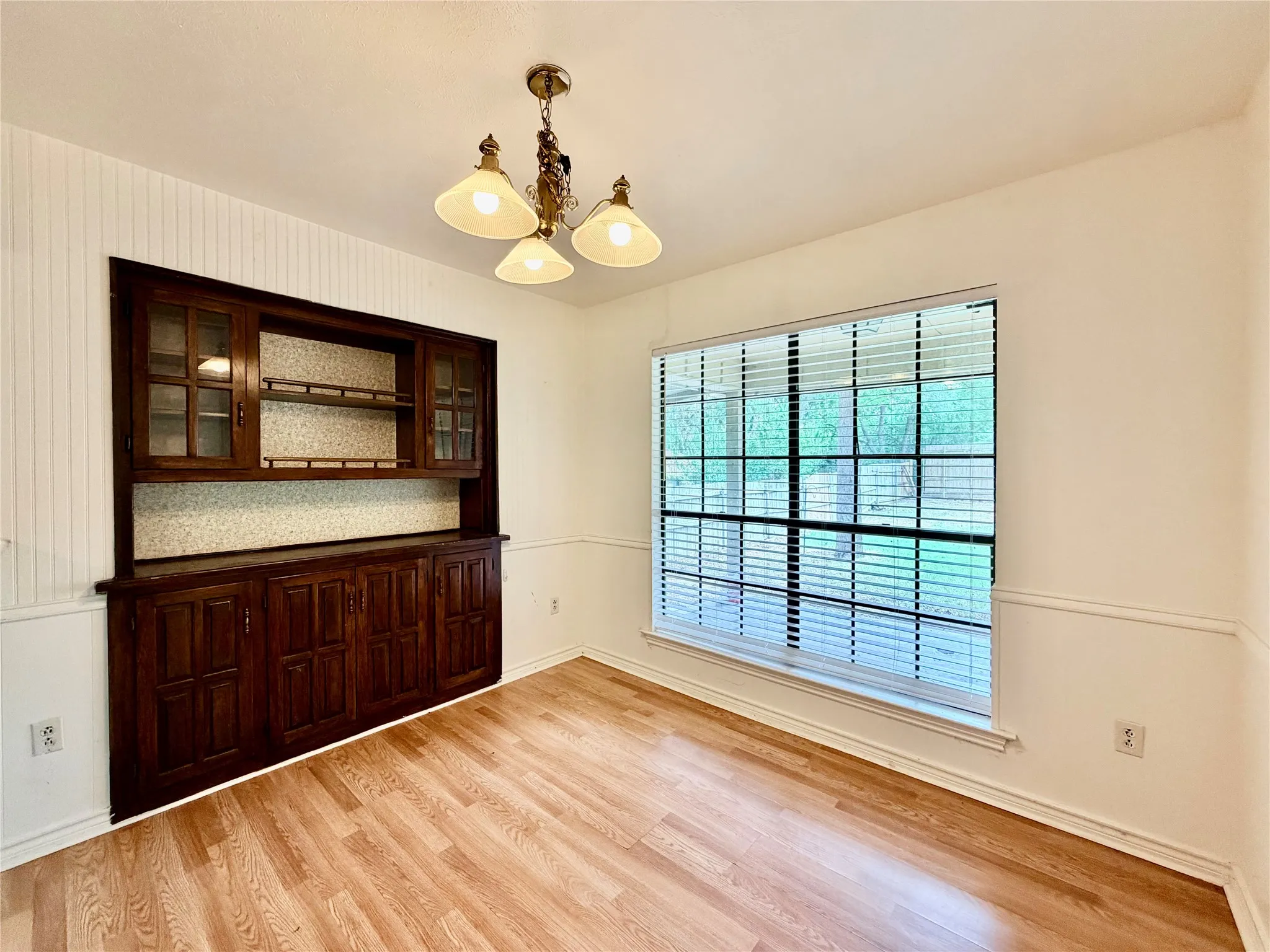 Single Family Residence For Rent in Denton County , 1416 Sandy Creek Drive, Denton, Texas 76205, 4 Bedroom, 2 Bathroom, Garage spaces, 2,108 Sqft, built in 1974, mls#21243172, Real Estate Agent in Denton, Homes For Rent in Denton county, Homes For Rent in Denton, Realtor in Denton Texas, Real Estate Brokerage Independent Realty Texas, Luminita Cordes Realtor