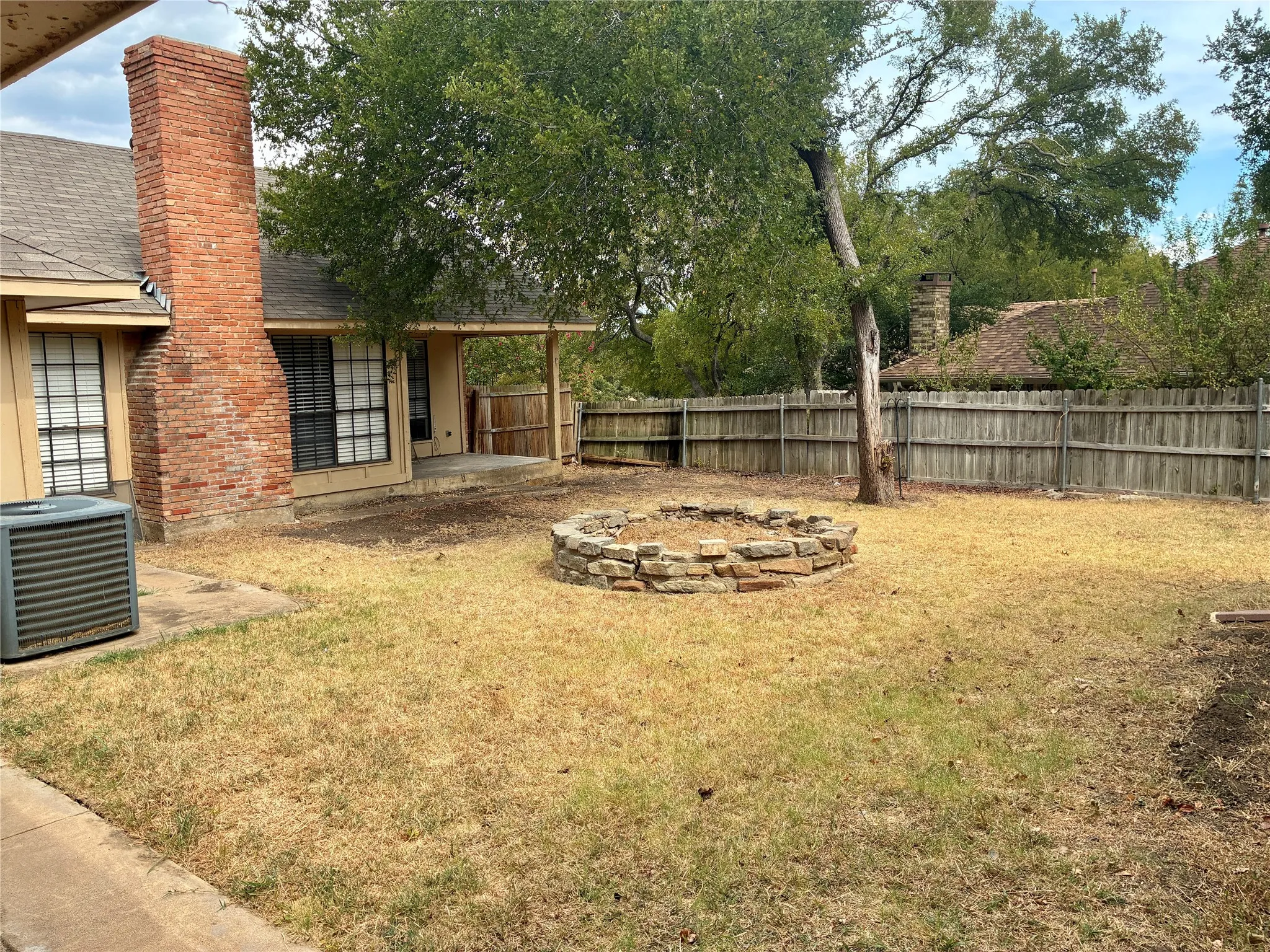Single Family Residence For Rent in Denton County , 1416 Sandy Creek Drive, Denton, Texas 76205, 4 Bedroom, 2 Bathroom, Garage spaces, 2,108 Sqft, built in 1974, mls#21243172, Real Estate Agent in Denton, Homes For Rent in Denton county, Homes For Rent in Denton, Realtor in Denton Texas, Real Estate Brokerage Independent Realty Texas, Luminita Cordes Realtor