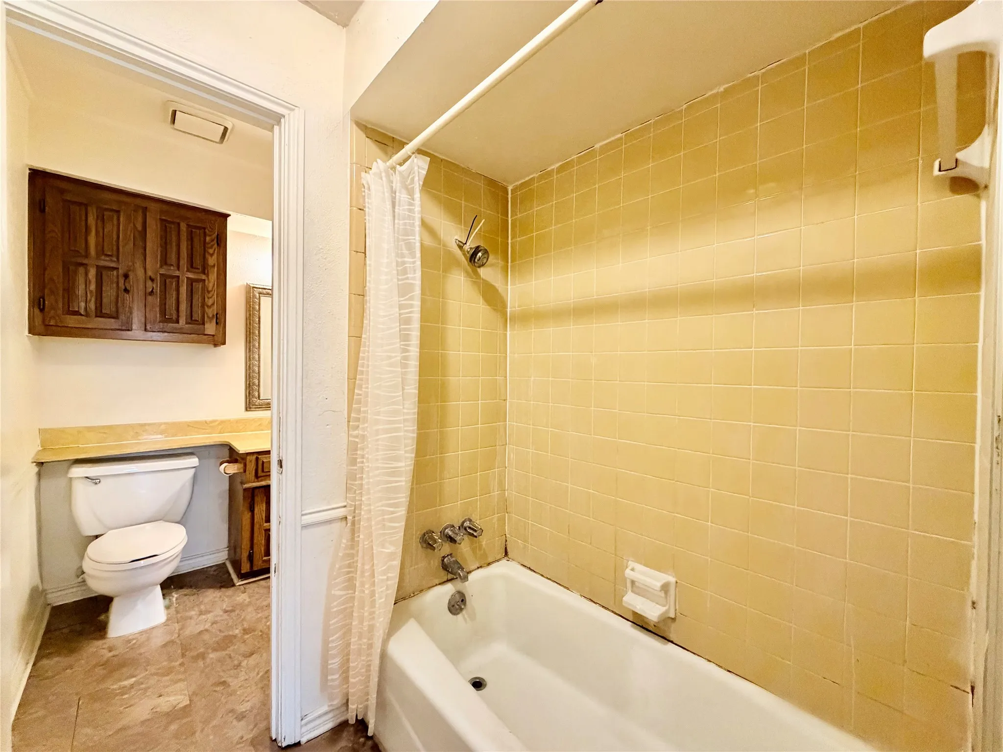 Single Family Residence For Rent in Denton County , 1416 Sandy Creek Drive, Denton, Texas 76205, 4 Bedroom, 2 Bathroom, Garage spaces, 2,108 Sqft, built in 1974, mls#21243172, Real Estate Agent in Denton, Homes For Rent in Denton county, Homes For Rent in Denton, Realtor in Denton Texas, Real Estate Brokerage Independent Realty Texas, Luminita Cordes Realtor