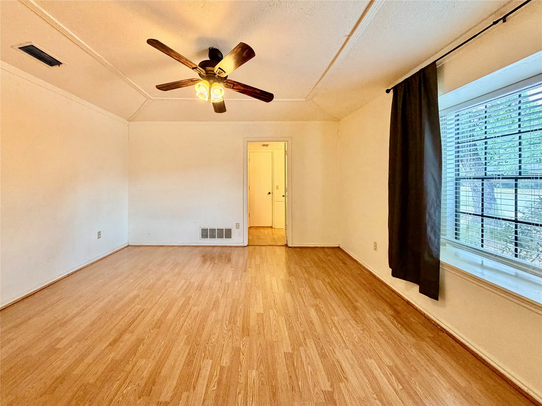 Single Family Residence For Rent in Denton County , 1416 Sandy Creek Drive, Denton, Texas 76205, 4 Bedroom, 2 Bathroom, Garage spaces, 2,108 Sqft, built in 1974, mls#21243172, Real Estate Agent in Denton, Homes For Rent in Denton county, Homes For Rent in Denton, Realtor in Denton Texas, Real Estate Brokerage Independent Realty Texas, Luminita Cordes Realtor