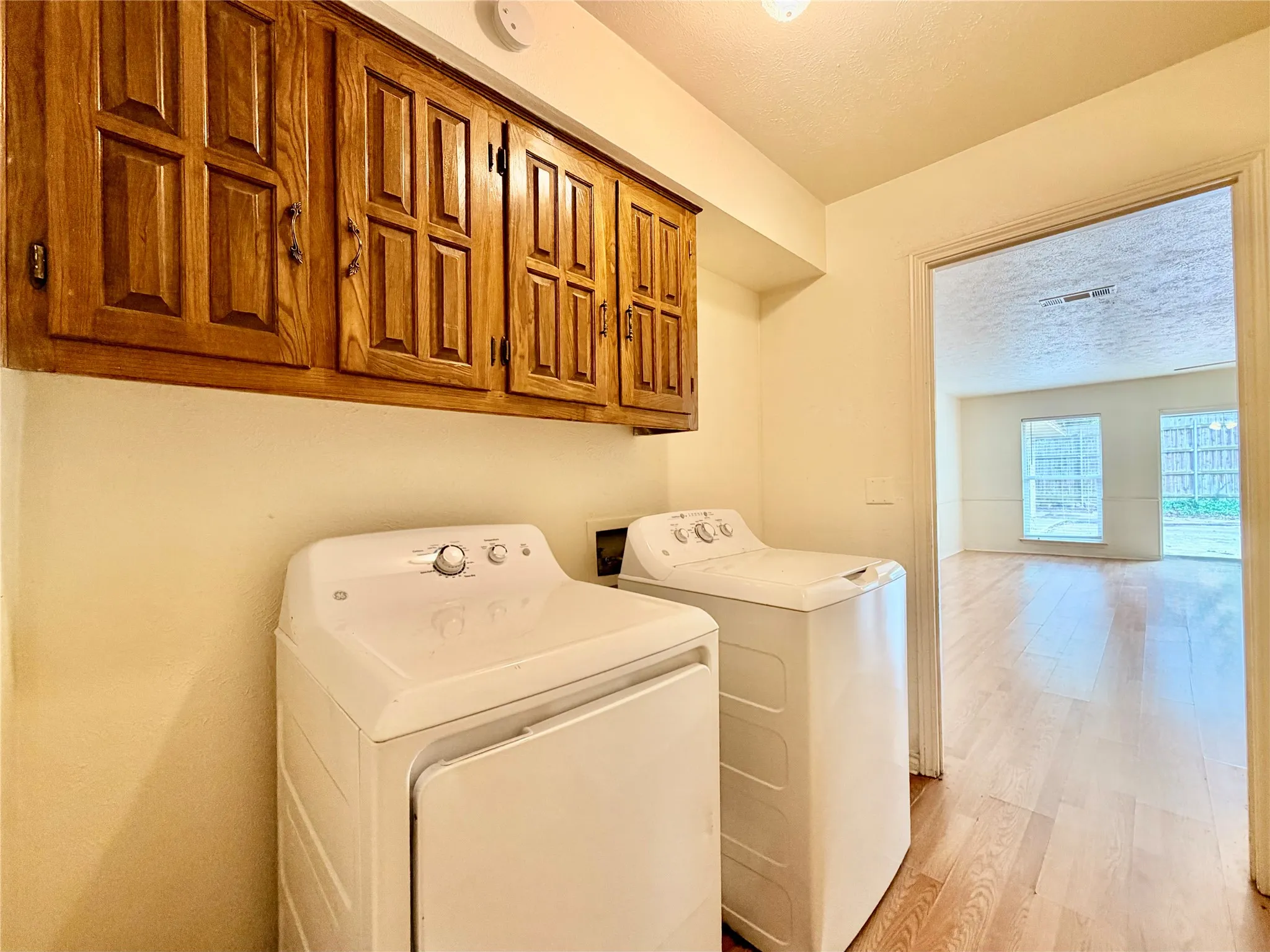 Single Family Residence For Rent in Denton County , 1416 Sandy Creek Drive, Denton, Texas 76205, 4 Bedroom, 2 Bathroom, Garage spaces, 2,108 Sqft, built in 1974, mls#21243172, Real Estate Agent in Denton, Homes For Rent in Denton county, Homes For Rent in Denton, Realtor in Denton Texas, Real Estate Brokerage Independent Realty Texas, Luminita Cordes Realtor
