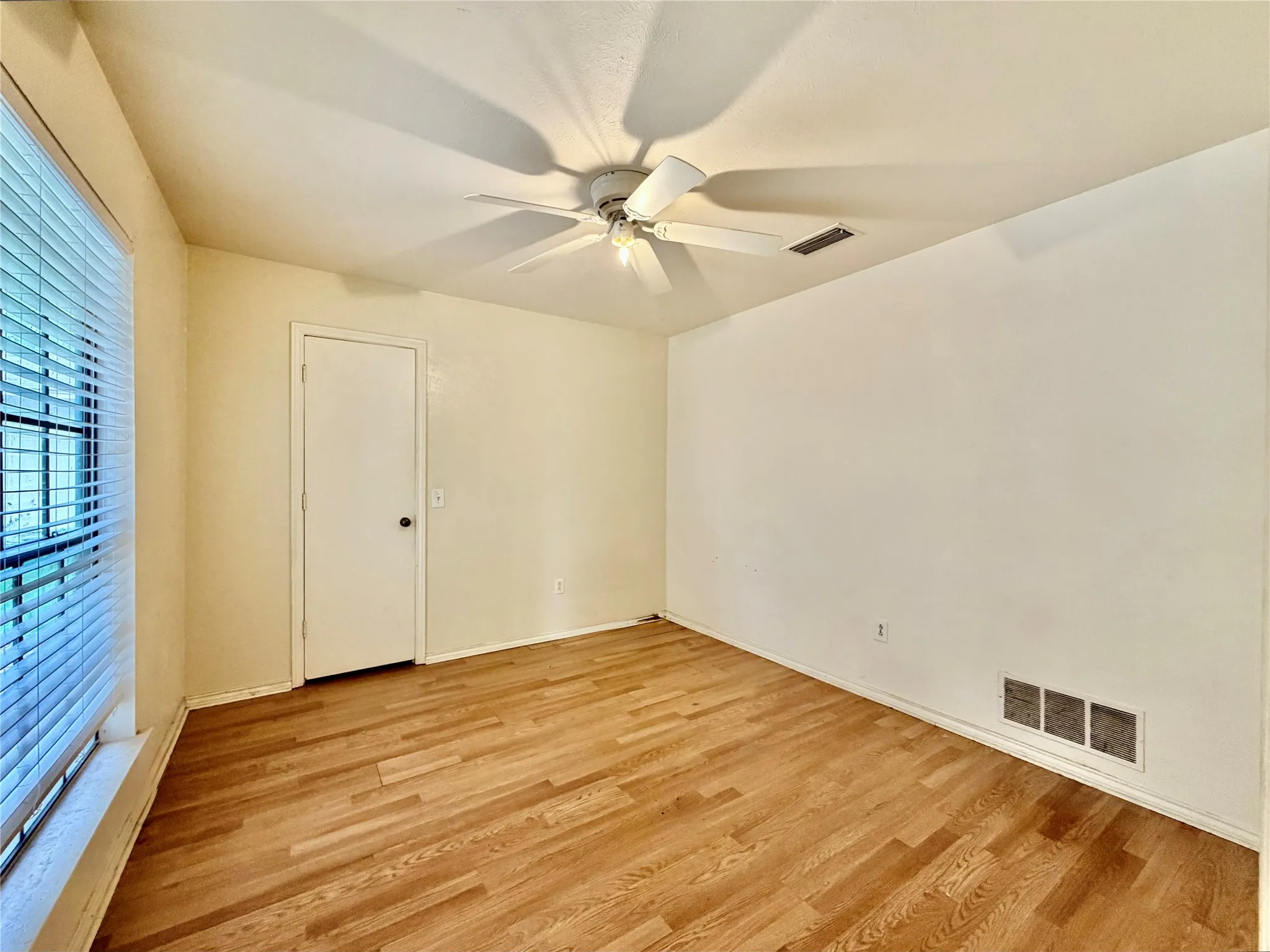 Single Family Residence For Rent in Denton County , 1416 Sandy Creek Drive, Denton, Texas 76205, 4 Bedroom, 2 Bathroom, Garage spaces, 2,108 Sqft, built in 1974, mls#21243172, Real Estate Agent in Denton, Homes For Rent in Denton county, Homes For Rent in Denton, Realtor in Denton Texas, Real Estate Brokerage Independent Realty Texas, Luminita Cordes Realtor