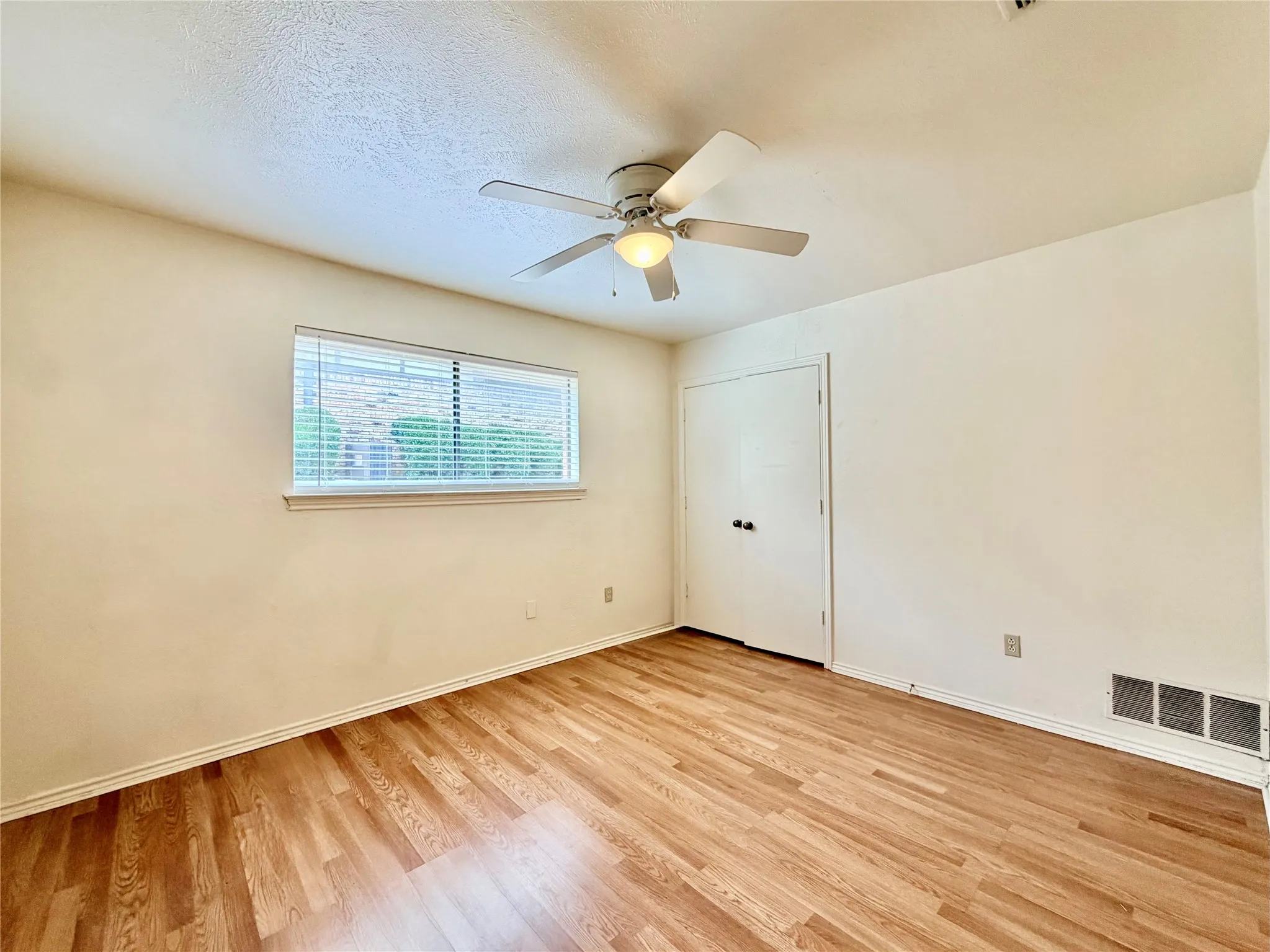 Single Family Residence For Rent in Denton County , 1416 Sandy Creek Drive, Denton, Texas 76205, 4 Bedroom, 2 Bathroom, Garage spaces, 2,108 Sqft, built in 1974, mls#21243172, Real Estate Agent in Denton, Homes For Rent in Denton county, Homes For Rent in Denton, Realtor in Denton Texas, Real Estate Brokerage Independent Realty Texas, Luminita Cordes Realtor