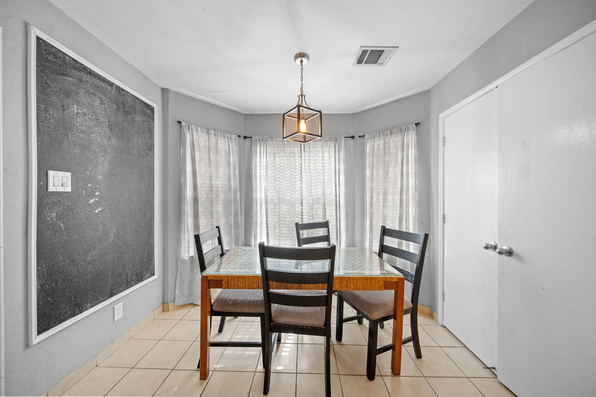Single Family Residence For Sale in Dallas County , 7713 Harbor Drive, Rowlett, Texas 75088, 3 Bedrooms, 3 Bathrooms, 2 Garage spaces, 2,129 Sqft, built in 1995, Price $359,000, mls#21259425, Real Estate Agent in Rowlett, Homes For Sale in Dallas county, Homes For Sale in Rowlett, Realtor in Rowlett Texas, Real Estate Brokerage Independent Realty Texas, Luminita Cordes Realtor