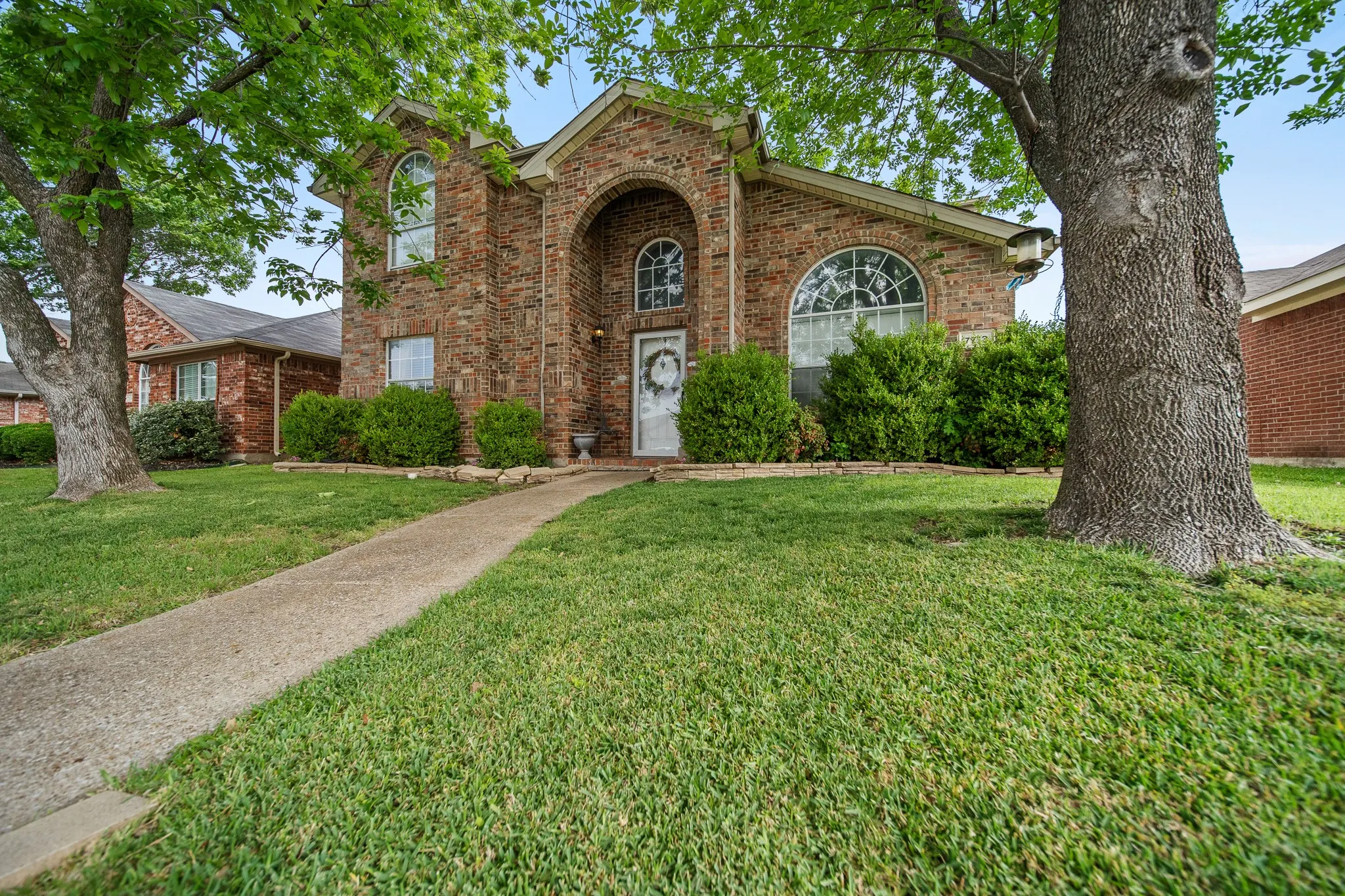 Single Family Residence For Sale in Dallas County , 7713 Harbor Drive, Rowlett, Texas 75088, 3 Bedrooms, 3 Bathrooms, 2 Garage spaces, 2,129 Sqft, built in 1995, Price $359,000, mls#21259425, Real Estate Agent in Rowlett, Homes For Sale in Dallas county, Homes For Sale in Rowlett, Realtor in Rowlett Texas, Real Estate Brokerage Independent Realty Texas, Luminita Cordes Realtor