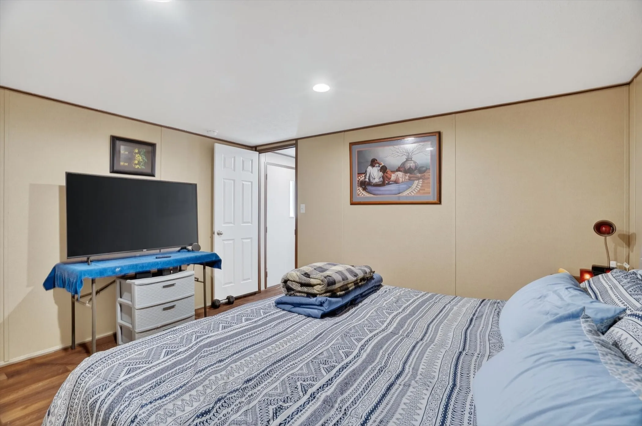 comfortable spacing for bed