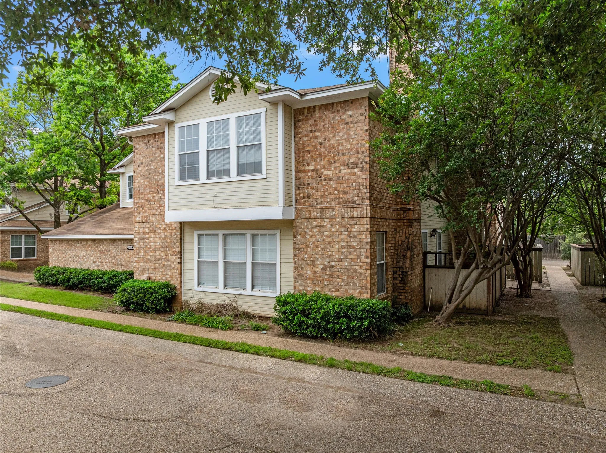 Condominium For Sale in Mc Lennan County , 2314 Melissa Drive, Waco, Texas 76708, 2 Bedroom, 1 Bathroom, Garage spaces, 1,024 Sqft, built in 1982, mls#21264343, Real Estate Agent in Waco, Homes For Sale in Mc Lennan county, Homes For Sale in Waco, Realtor in Waco Texas, Real Estate Brokerage Independent Realty Texas, Luminita Cordes Realtor