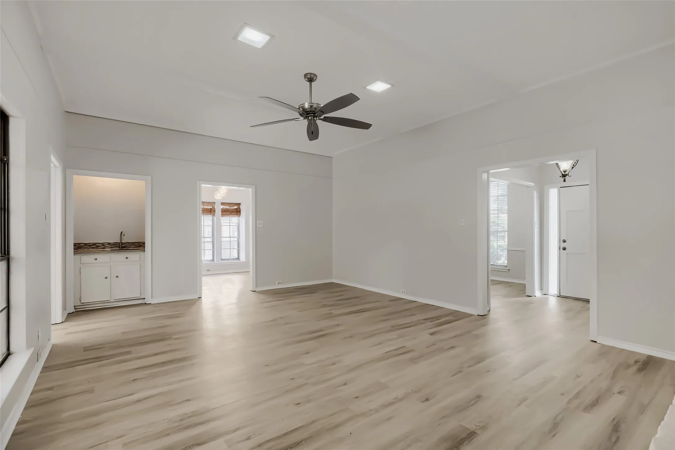 Single Family Residence For Sale in Dallas County , 1202 E Berkeley Drive, Richardson, Texas 75081, 3 Bedroom, 3 Bathroom, 2 Garage spaces, 2,203 Sqft, built in 1977, mls#21163648, Real Estate Agent in Richardson, Homes For Sale in Dallas county, Homes For Sale in Richardson, Realtor in Richardson Texas, Real Estate Brokerage Independent Realty Texas, Luminita Cordes Realtor
