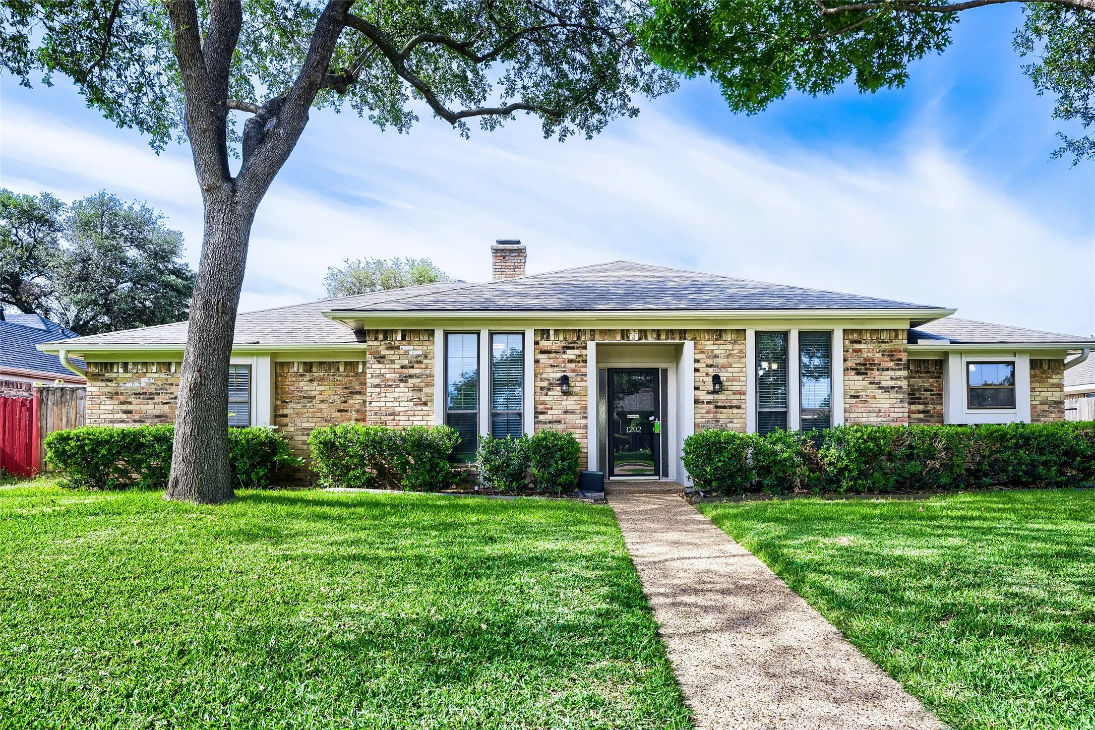 Single Family Residence For Sale in Dallas County , 1202 E Berkeley Drive, Richardson, Texas 75081, 3 Bedroom, 3 Bathroom, 2 Garage spaces, 2,203 Sqft, built in 1977, mls#21163648, Real Estate Agent in Richardson, Homes For Sale in Dallas county, Homes For Sale in Richardson, Realtor in Richardson Texas, Real Estate Brokerage Independent Realty Texas, Luminita Cordes Realtor